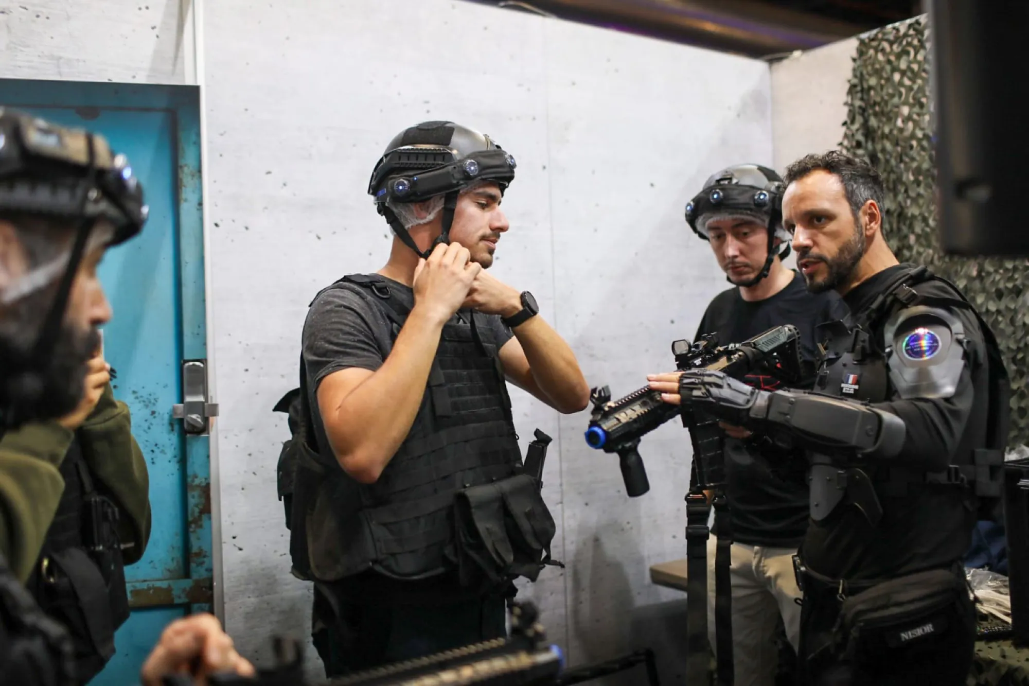 Joueurs en simulation immersive Krun Game / CQB au salon Paris Games Week, stand du Ministère de l'Intérieur — photo 7