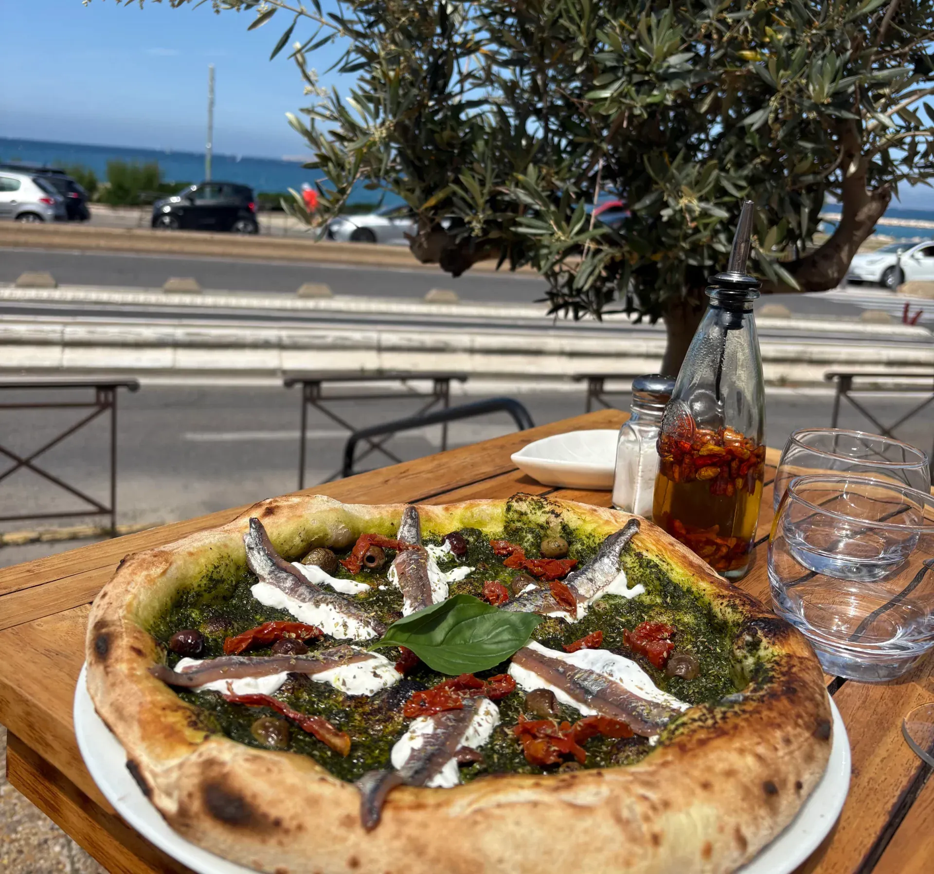Pizza sortie du feu de bois