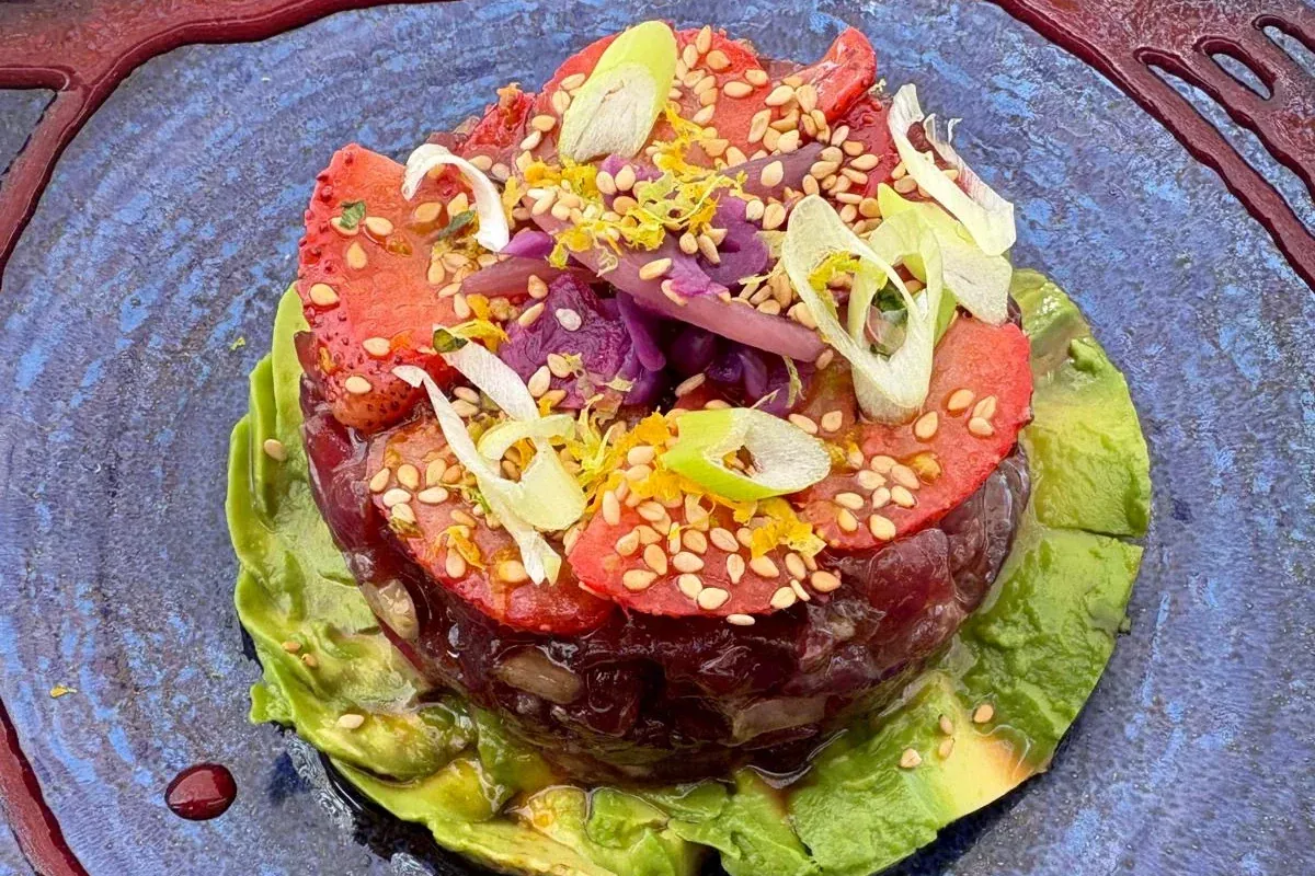 Tartare de thon dressé sur assiette céramique bordeaux