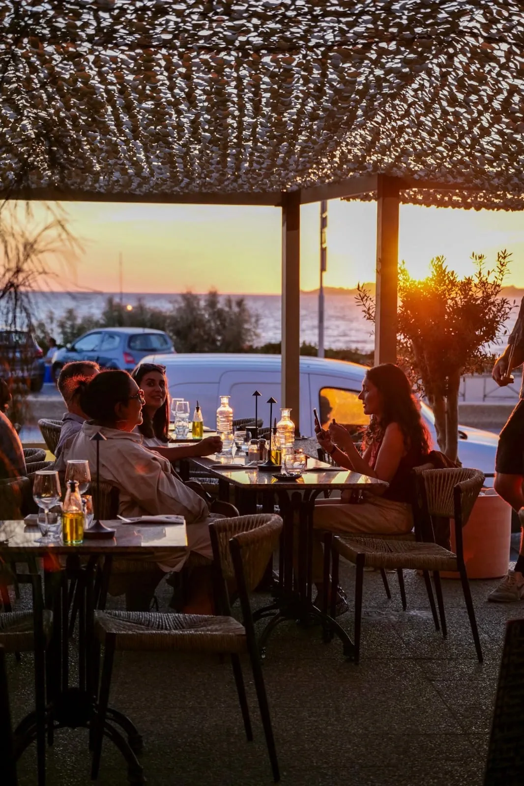 Terrasse de l'Estéou au coucher du soleil, parasols en osier