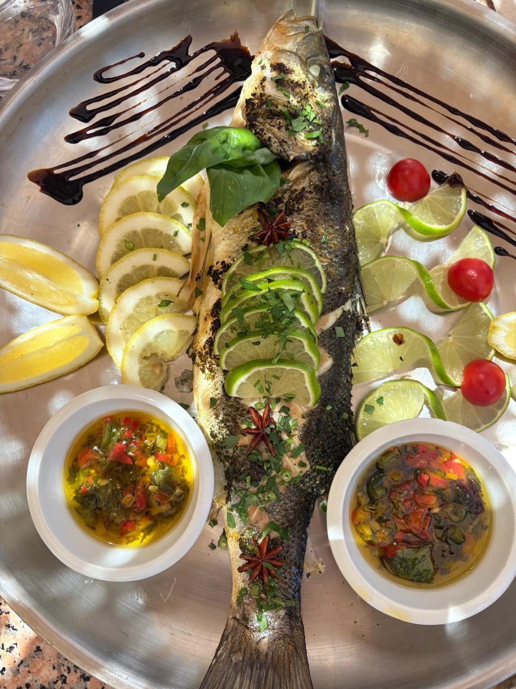Loup entier grillé en croûte d'herbes, citron vert et sauce vierge, poisson du jour de l'Estéou, Pointe Rouge Marseille