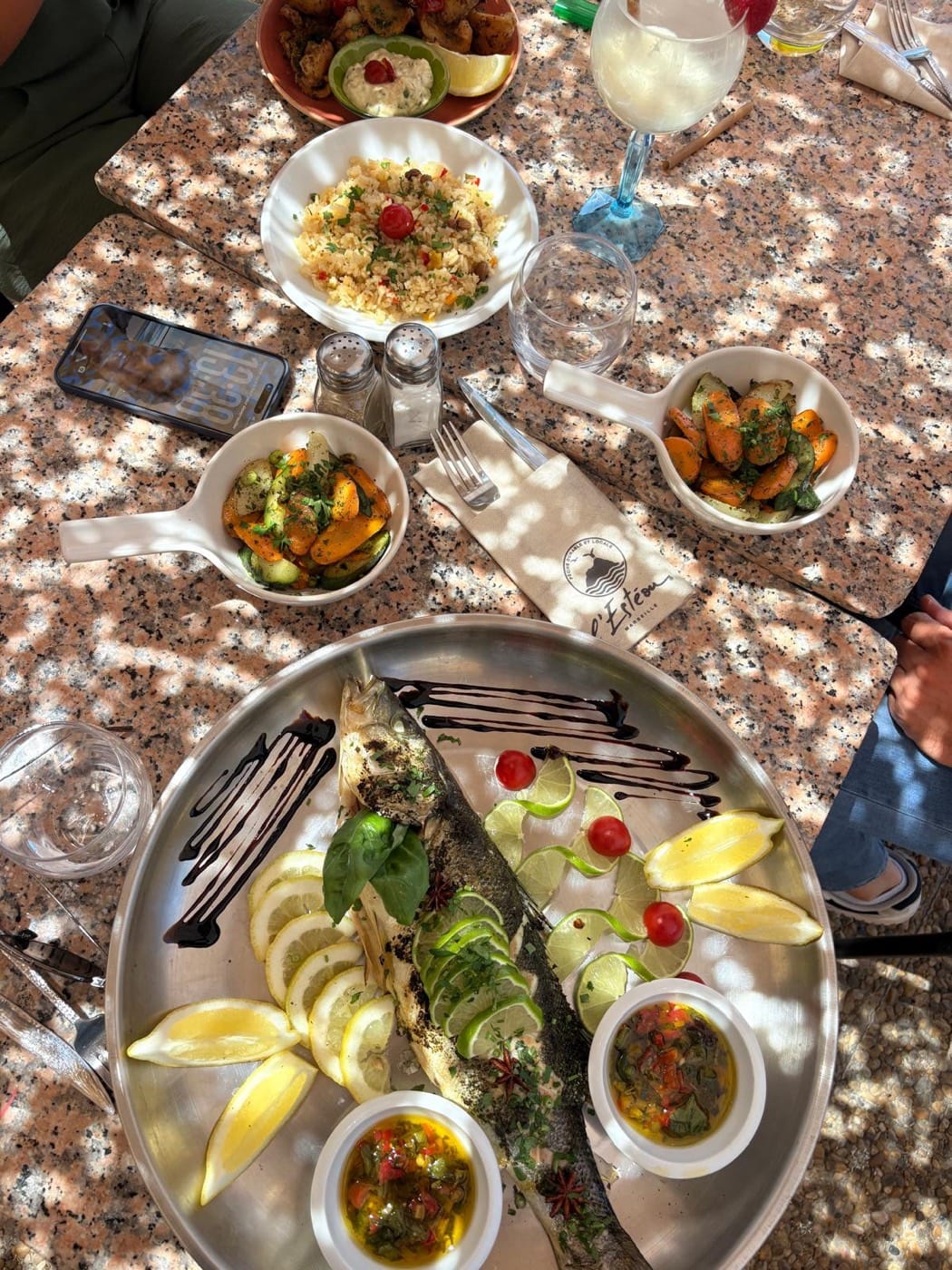 Table dressée en terrasse, poisson grillé, sides et fraîcheur