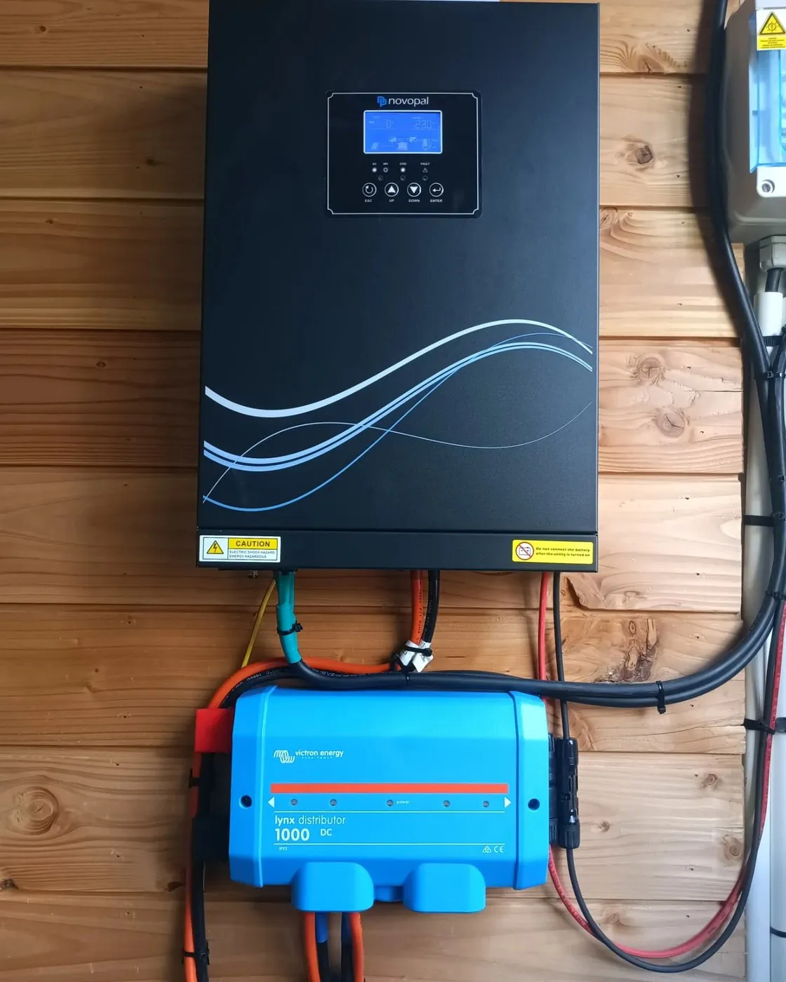 Onduleur-chargeur Novopal et distributeur DC Victron Energy Lynx 1000 installés dans un local technique