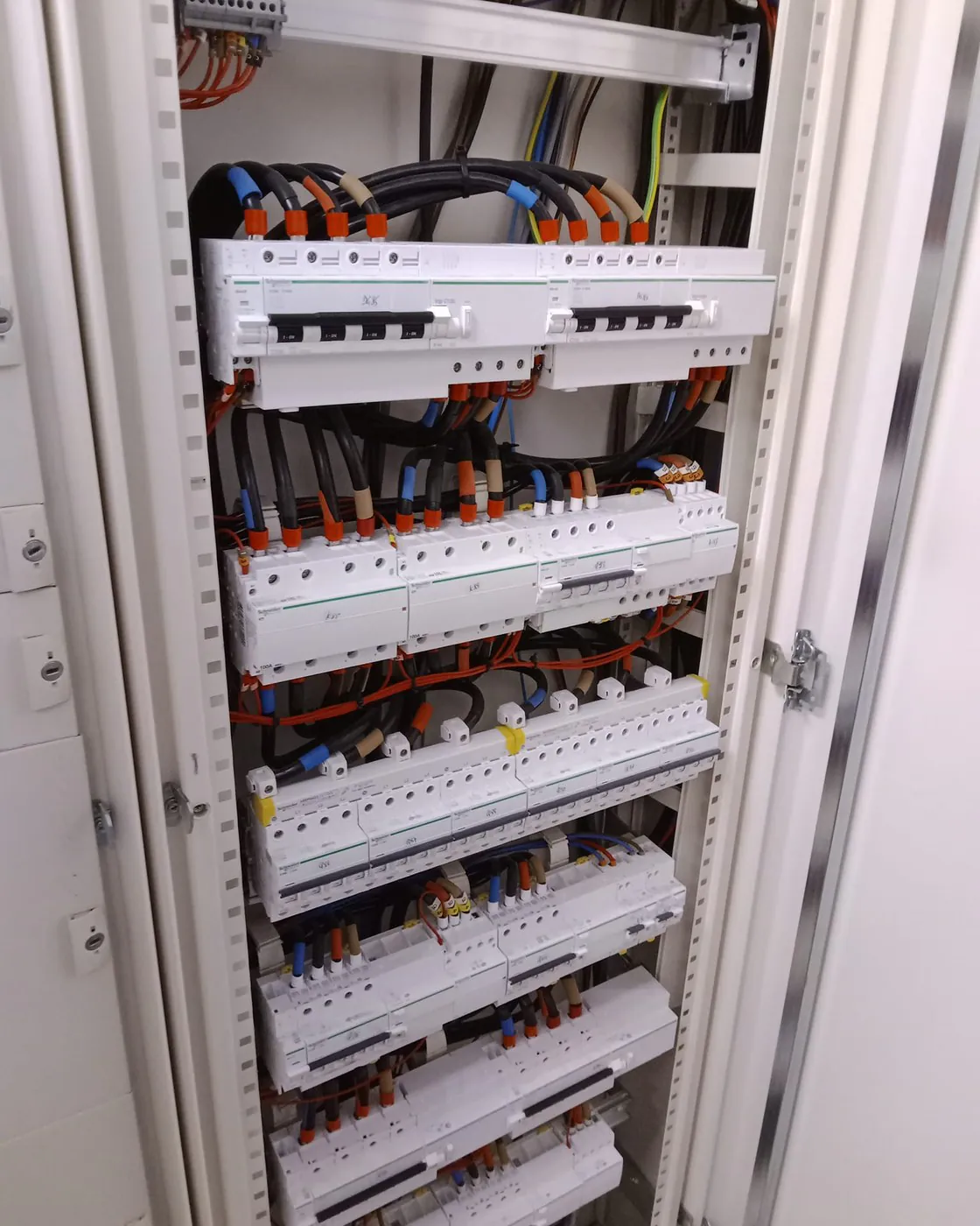 Un tableau général basse tension ouvert chez un professionnel.