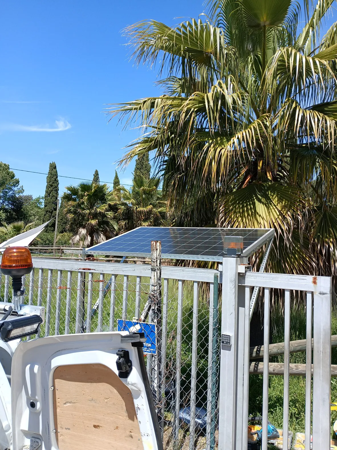 Un panneau solaire posé sur un portail.