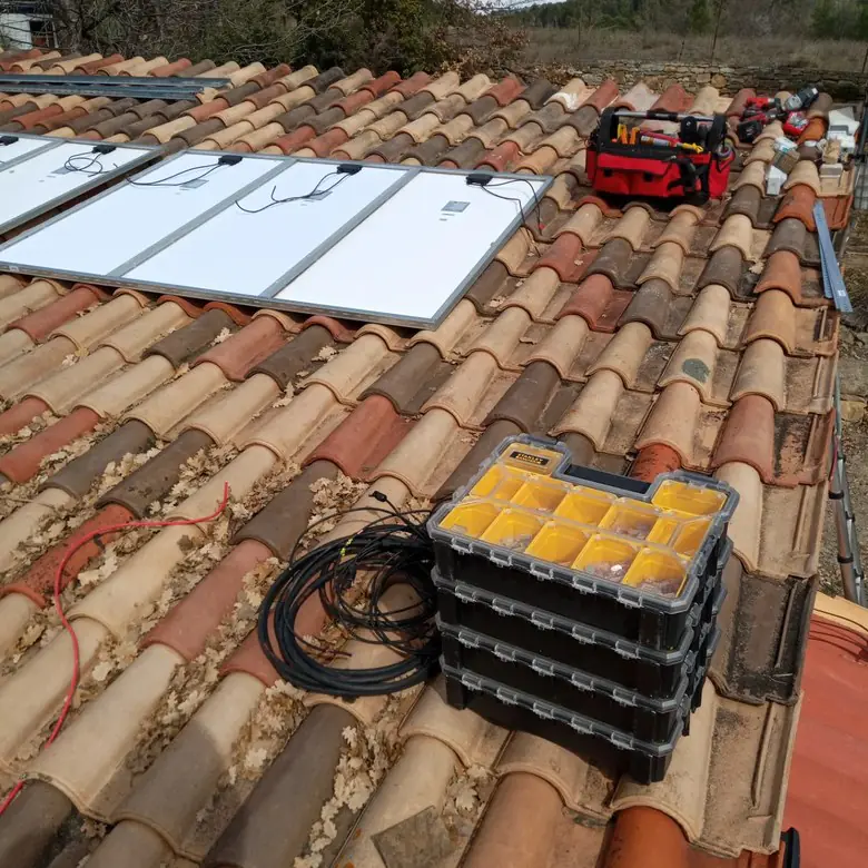 Chantier sur le toit de tuiles canal d’une maison varoise, mené par ADF ELEC 83