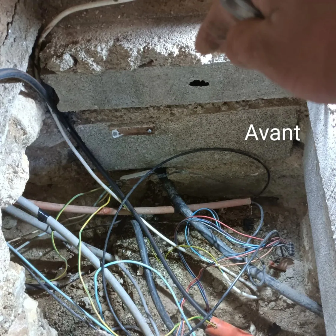 Un câblage sans protection posé à même la terre, avant l'intervention.