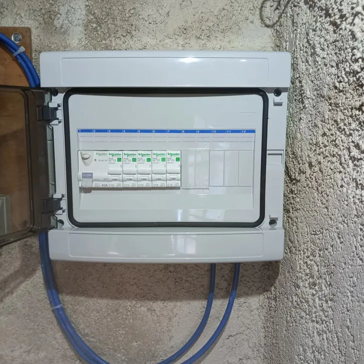 Le tableau neuf, porte transparente ouverte.