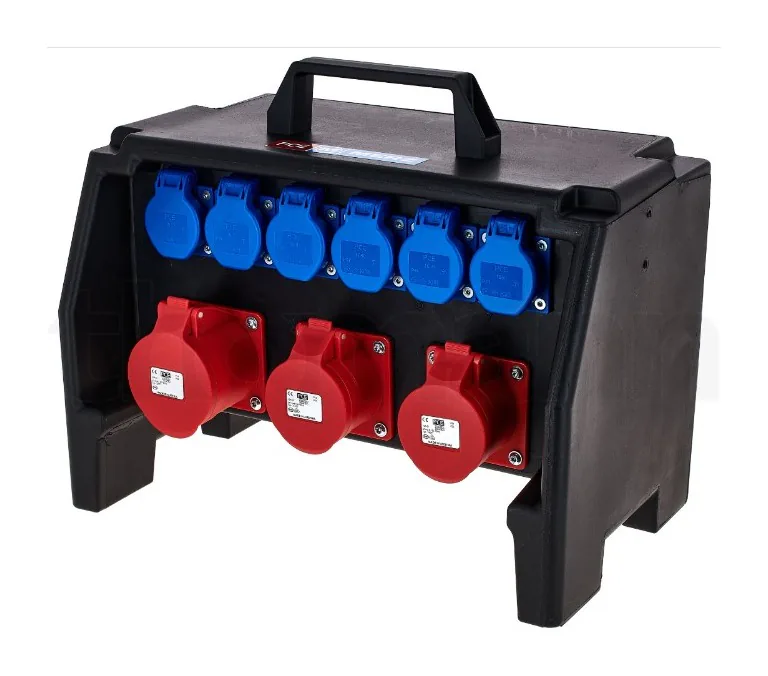 Un coffret de distribution 32 A triphasé : six prises bleues et trois prises rouges.