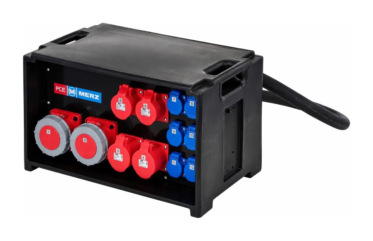 Un coffret de distribution 125 A triphasé, prises rouges et bleues.