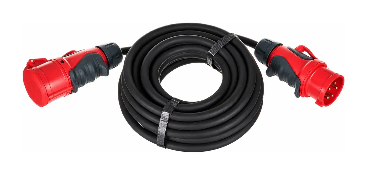 Une rallonge 32 A triphasée, prises rouges, câble noir enroulé.