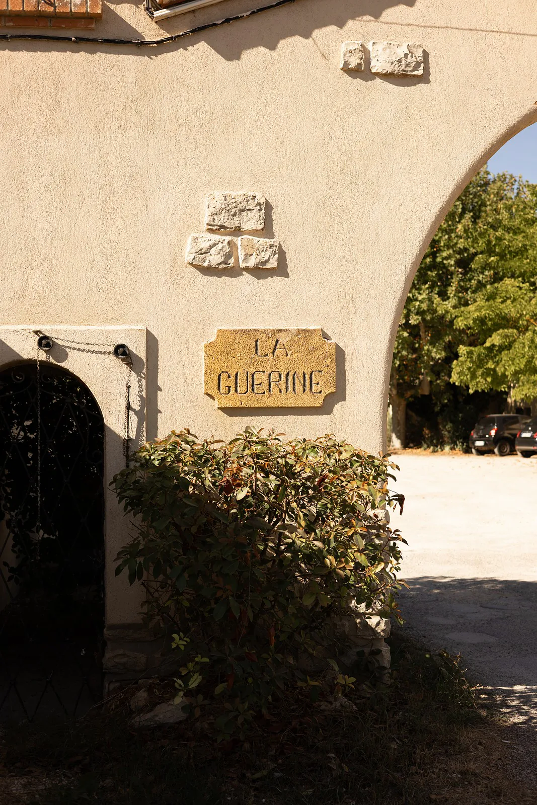 Le porche en pierre et sa plaque gravée « La Guérine »