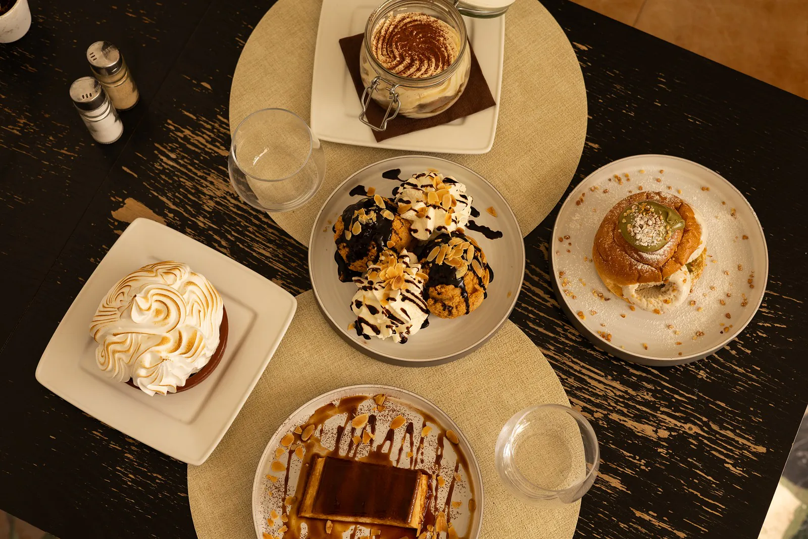 Les desserts de la maison réunis sur une table