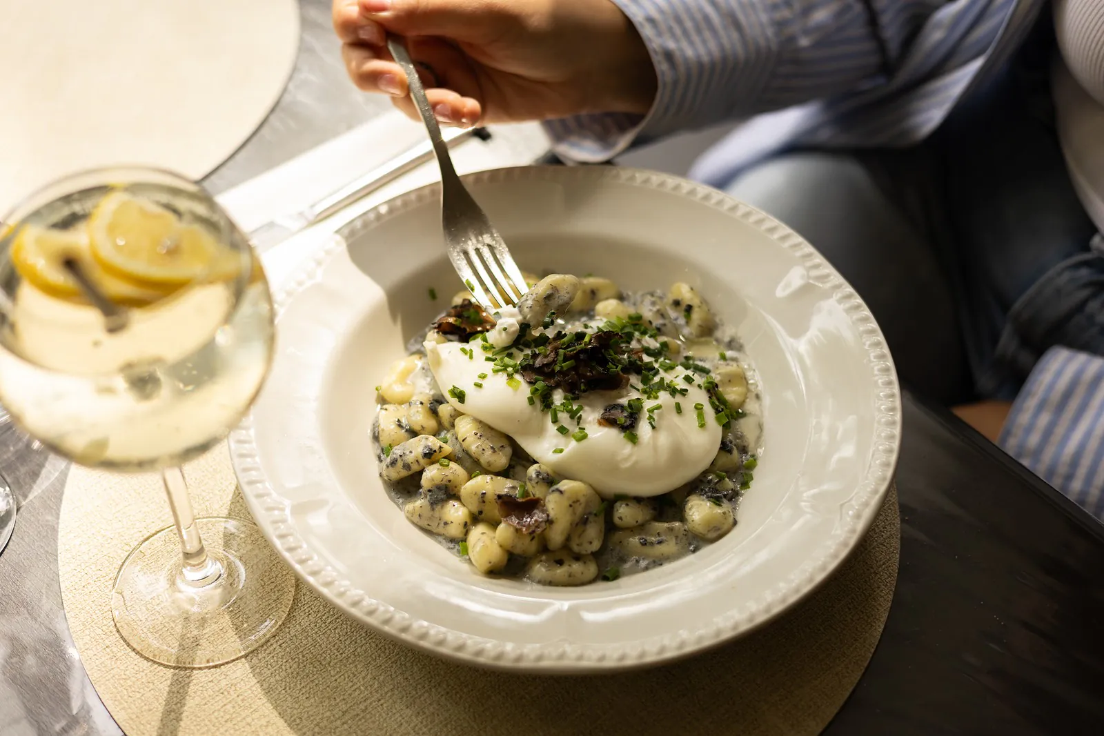 Gnocchi à la truffe et leur burrata, servis à table