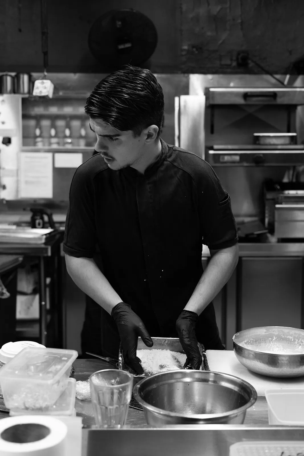 Un cuisinier de la brigade à son poste, en cuisine