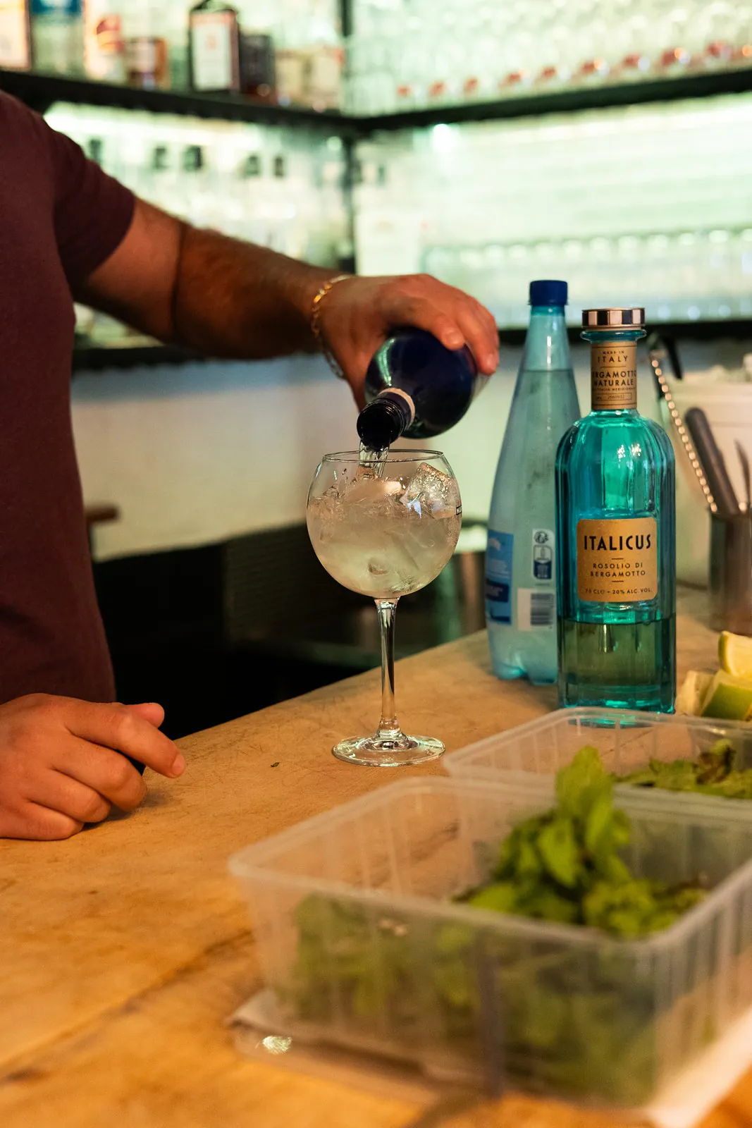 Au bar, un cocktail monté à la minute