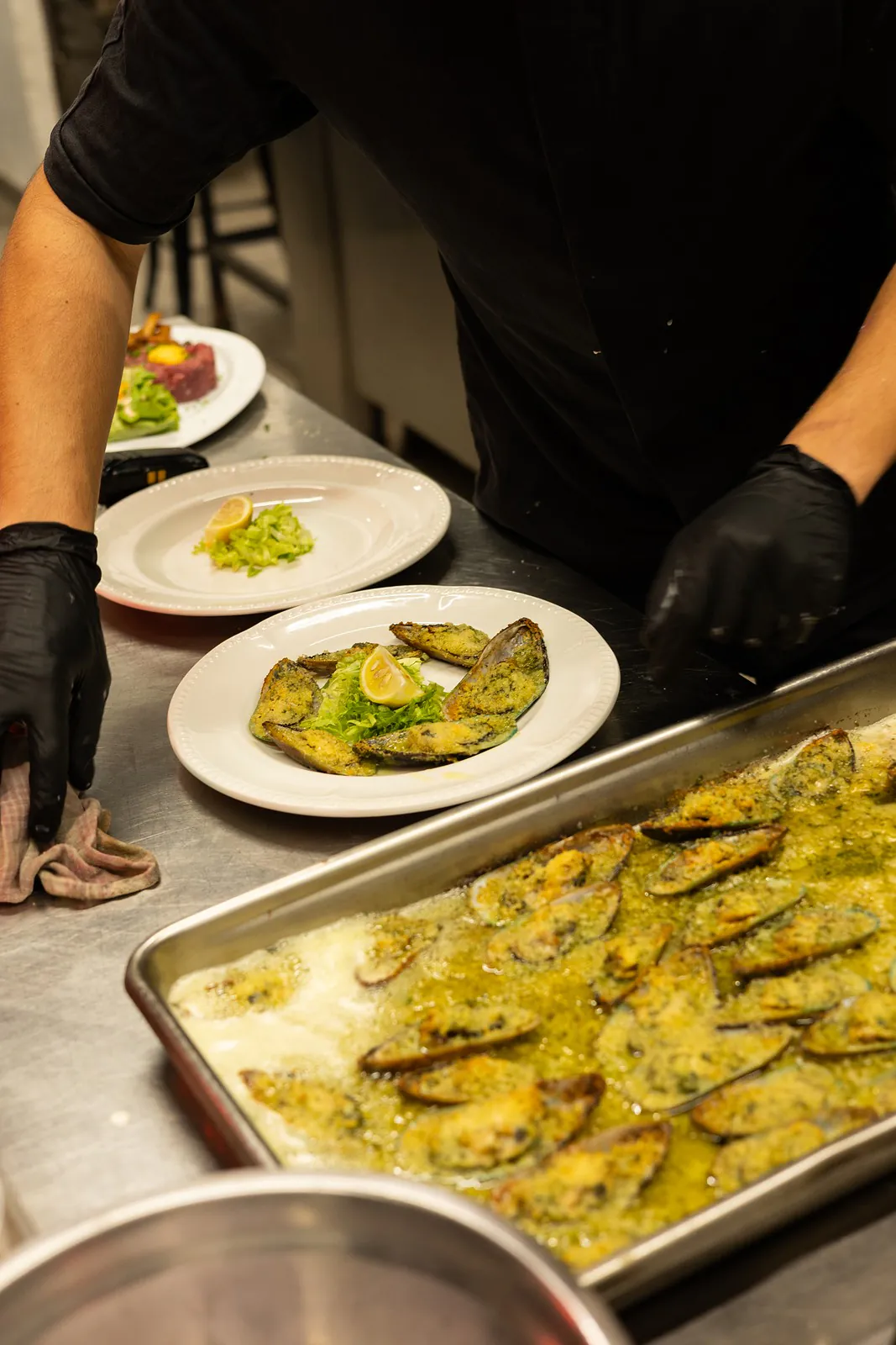 Moules gratinées au beurre persillé, à la sortie du four