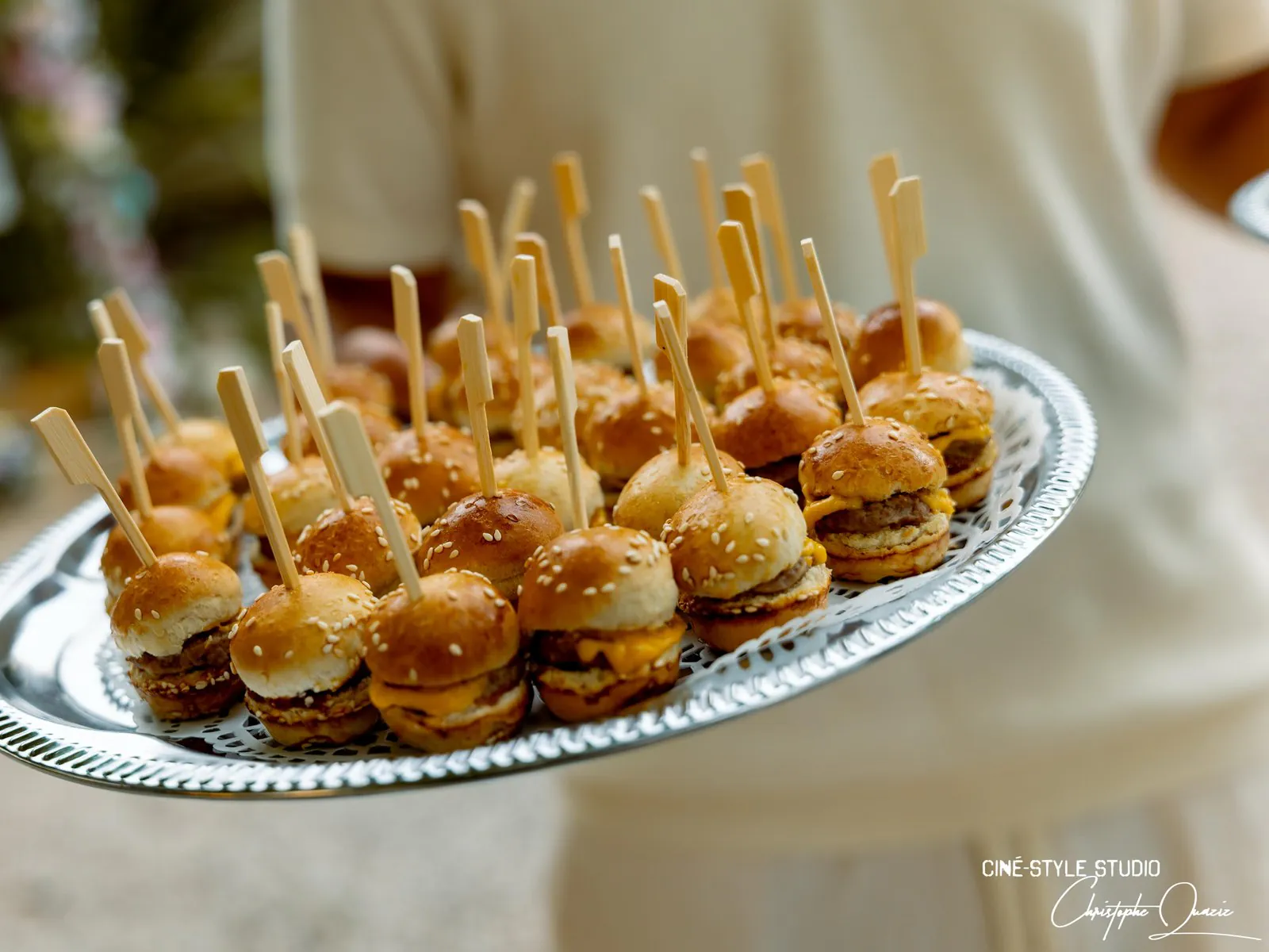Plateau de mini-burgers servis au cocktail