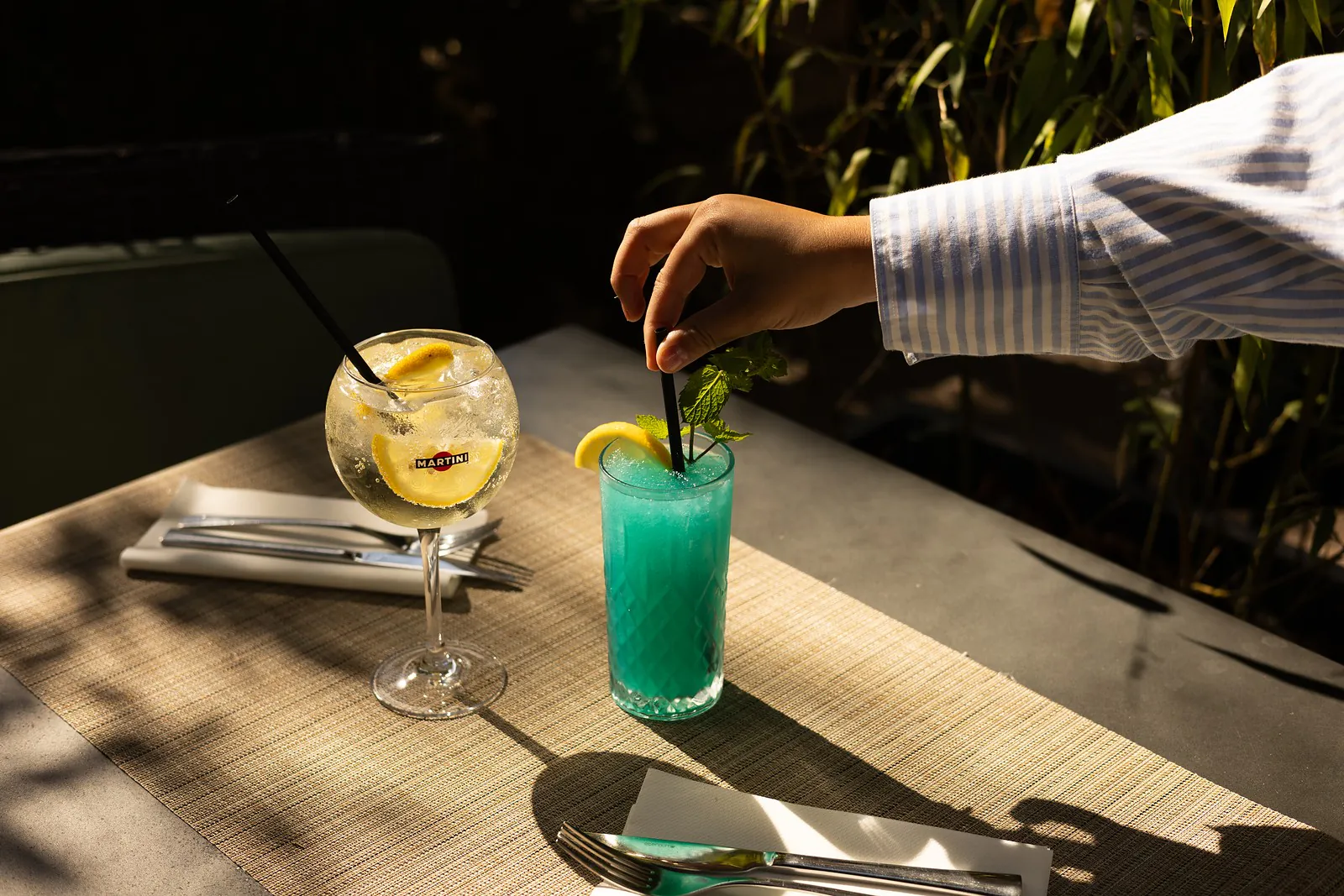 Deux cocktails servis en terrasse, à l'ombre