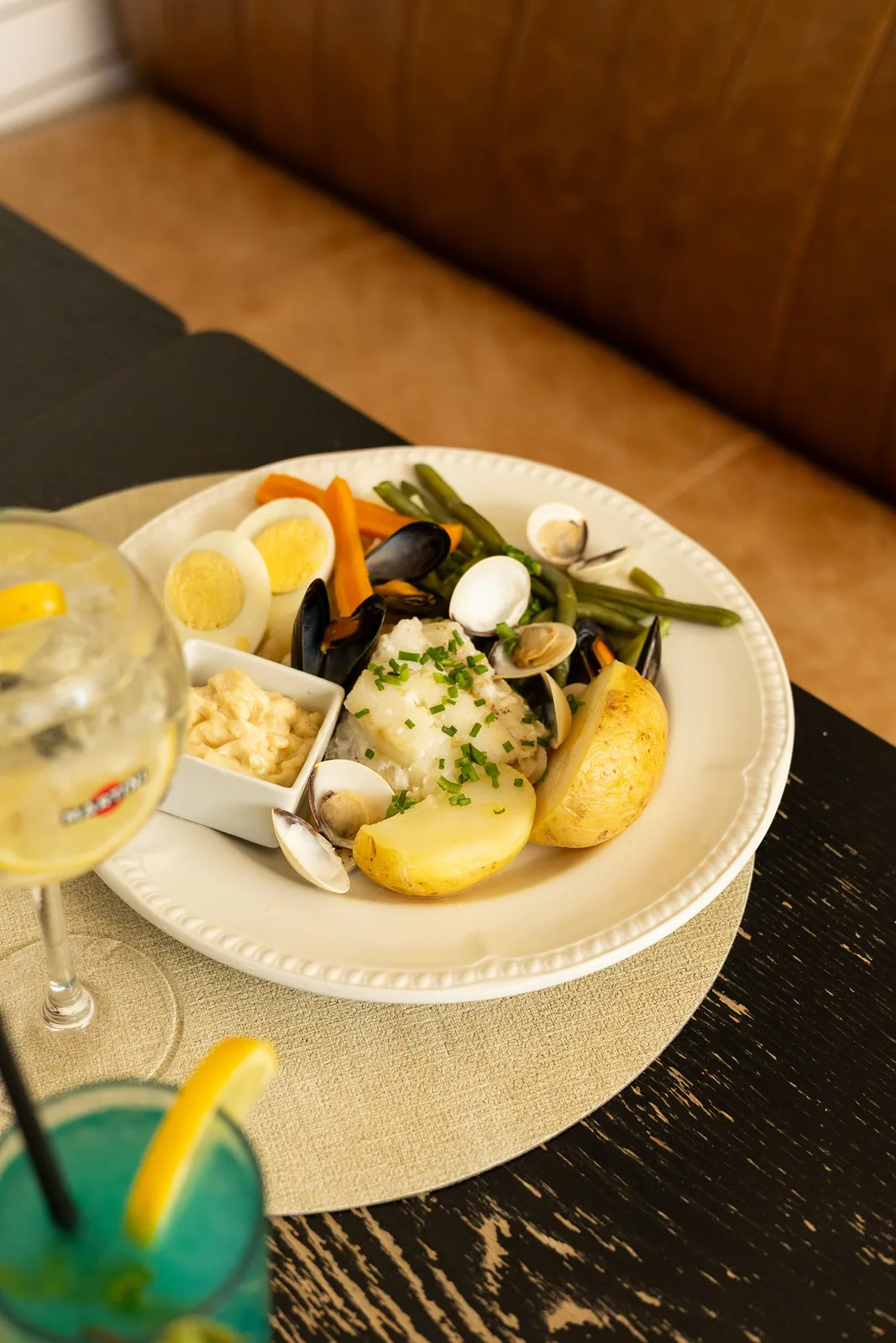 Assiette de poisson, coquillages, œuf et légumes de saison