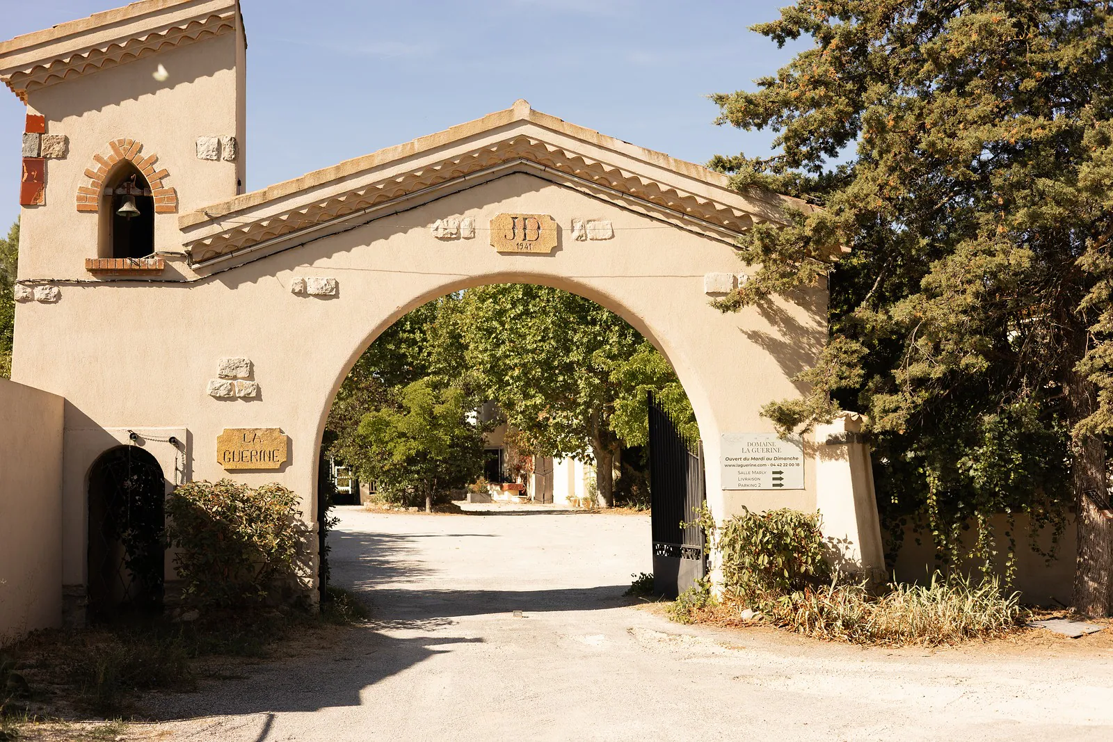 L'arche du portail d'entrée du domaine, sous les pins