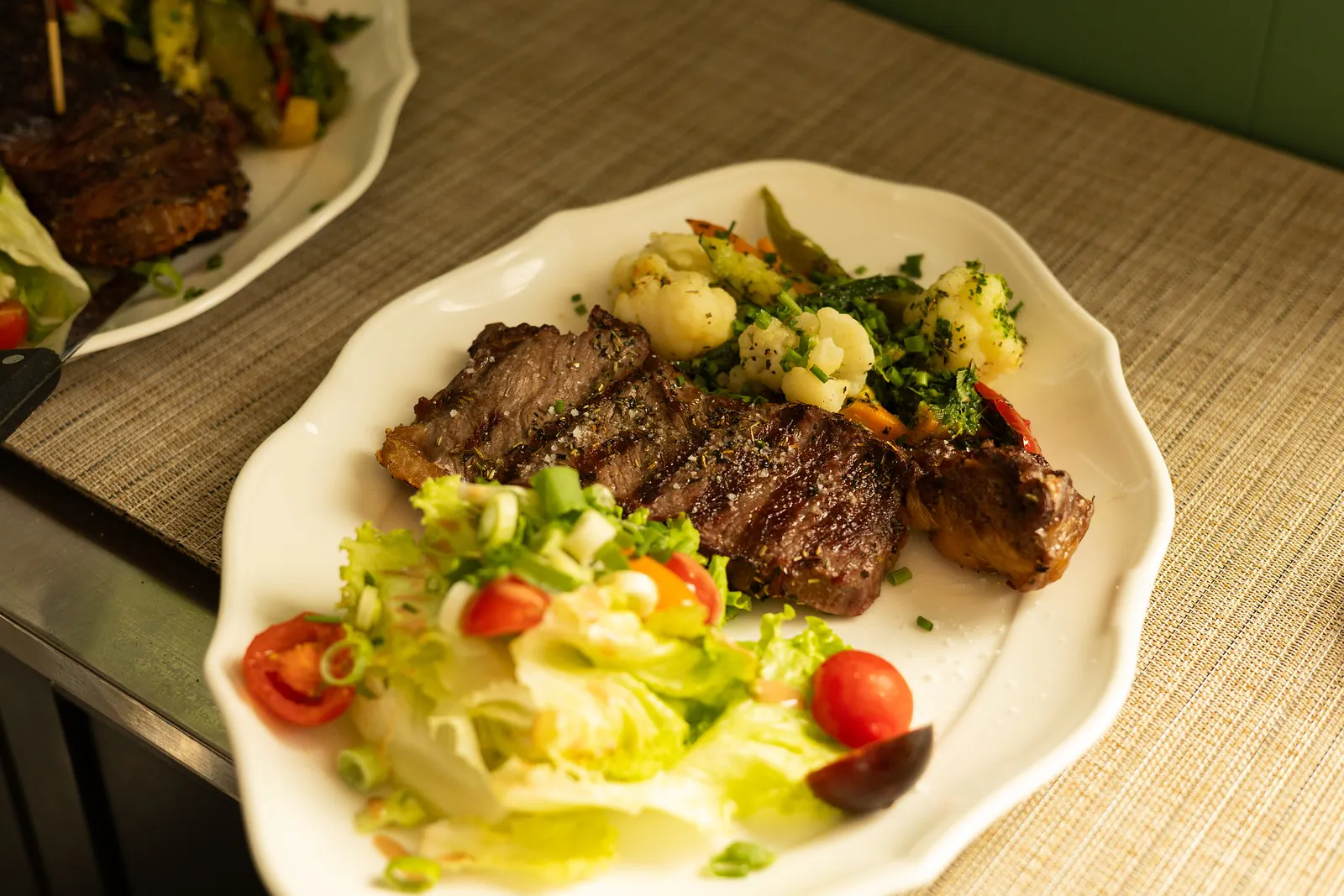 Pièce de bœuf grillée, salade croquante et légumes