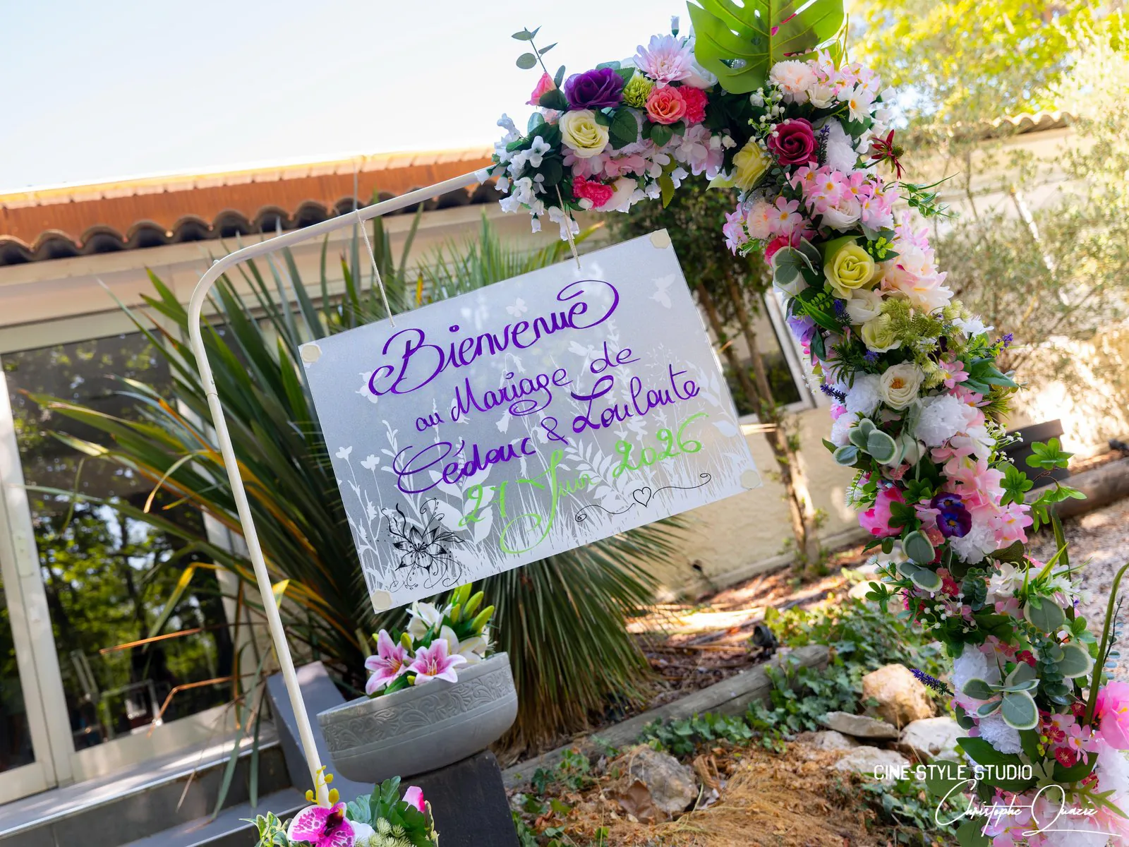 Le panneau de bienvenue fleuri à l'entrée du domaine