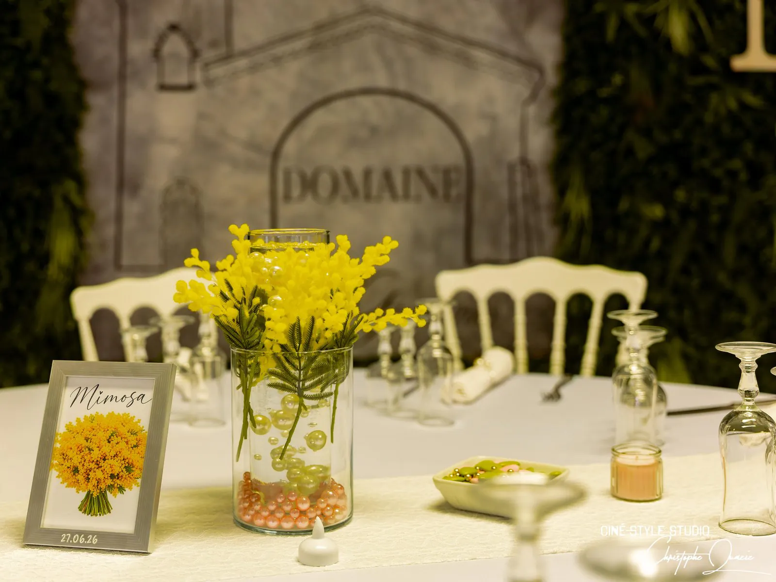 Table dressée devant le mur végétal du Domaine