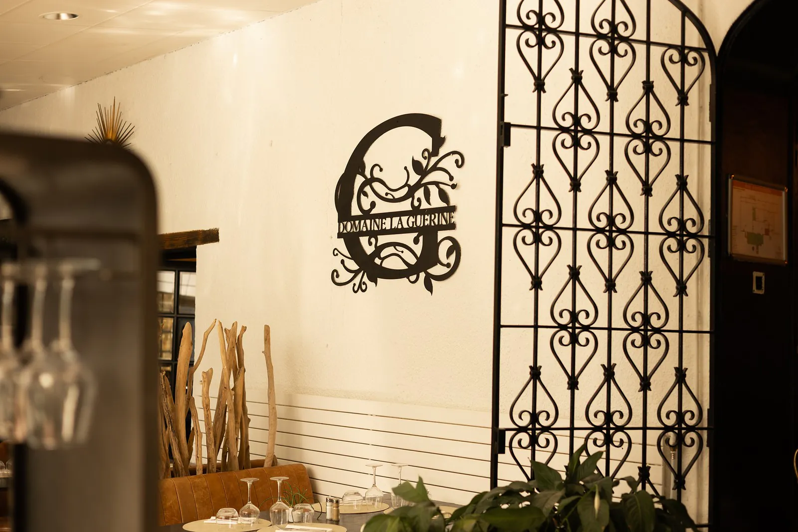La salle du domaine, sa grille en fer forgé et ses tables dressées