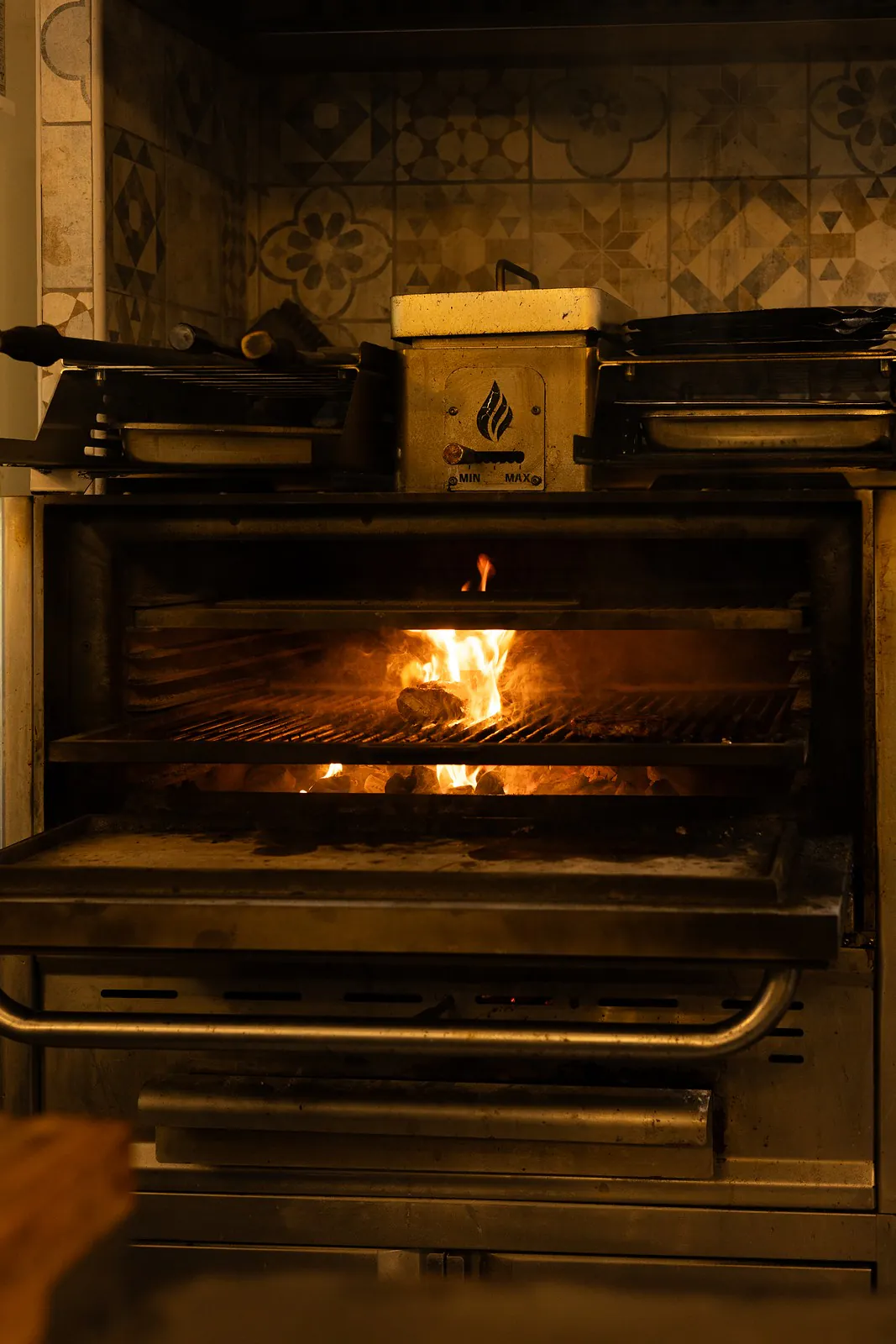 Les flammes du four à braise, en cuisine