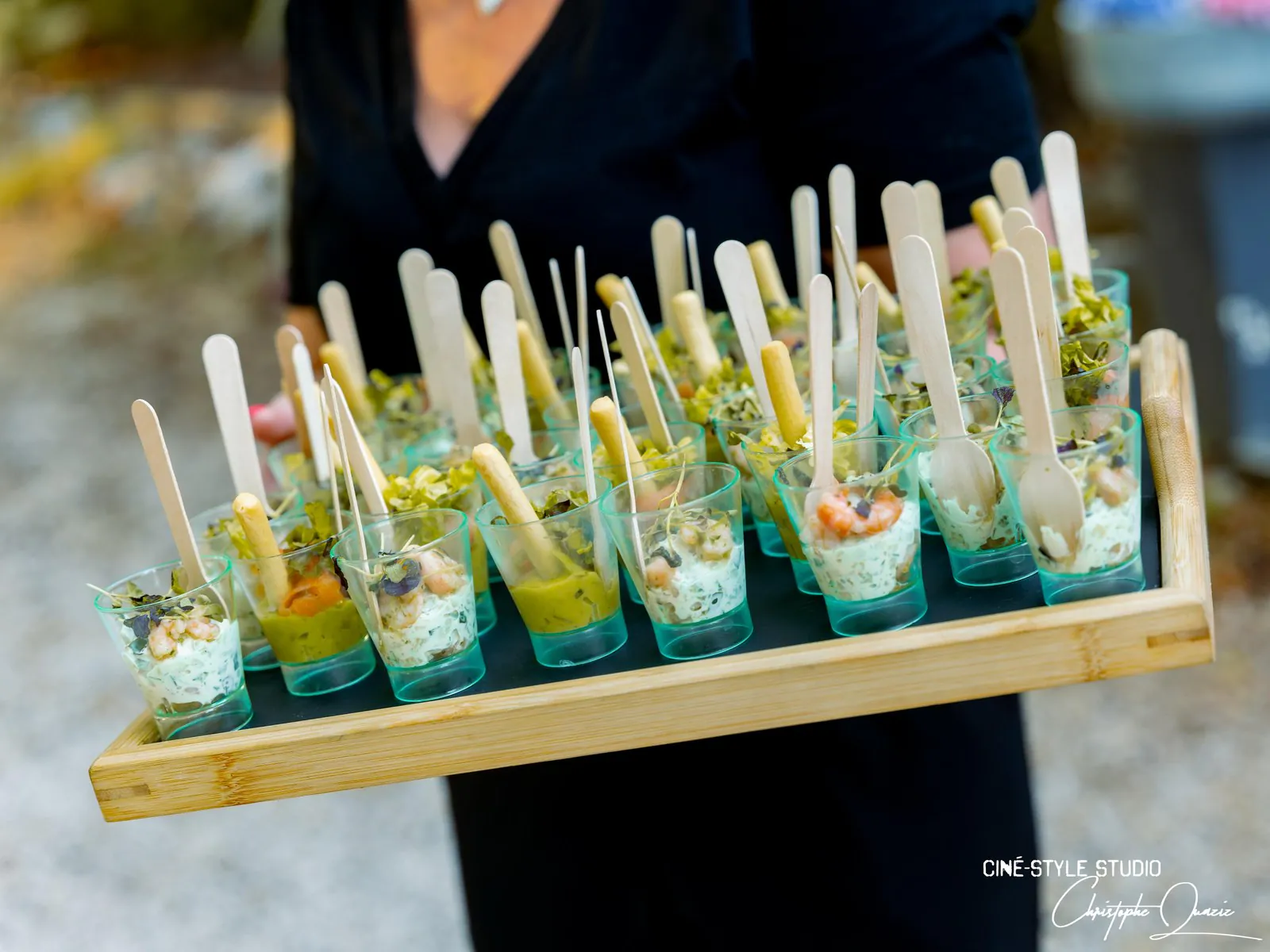 Verrines servies au cocktail, sur plateau