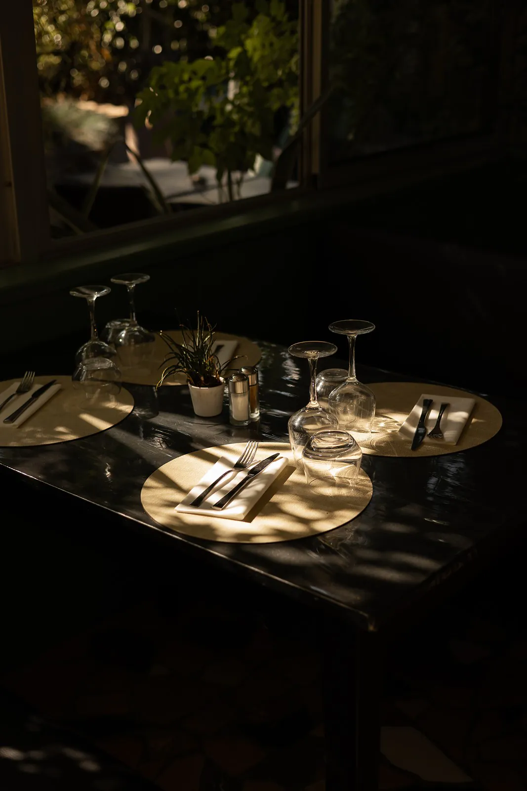 Une table dressée, traversée par un rai de lumière