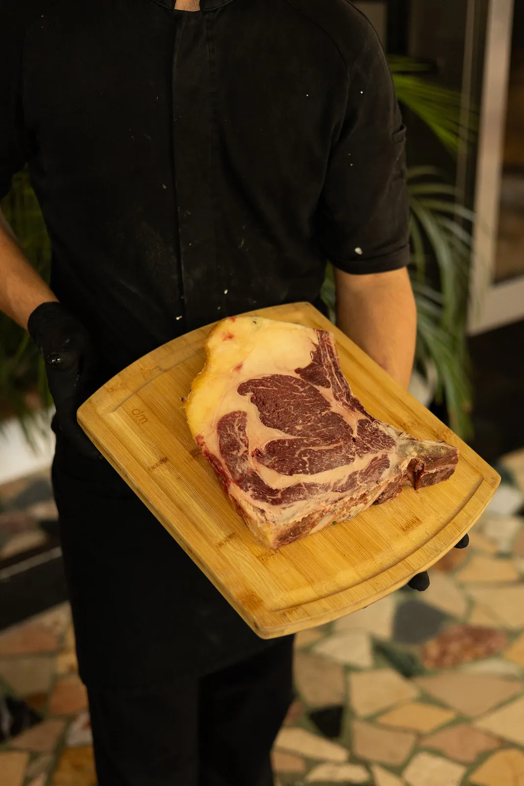Côte de bœuf maturée présentée sur planche, avant cuisson