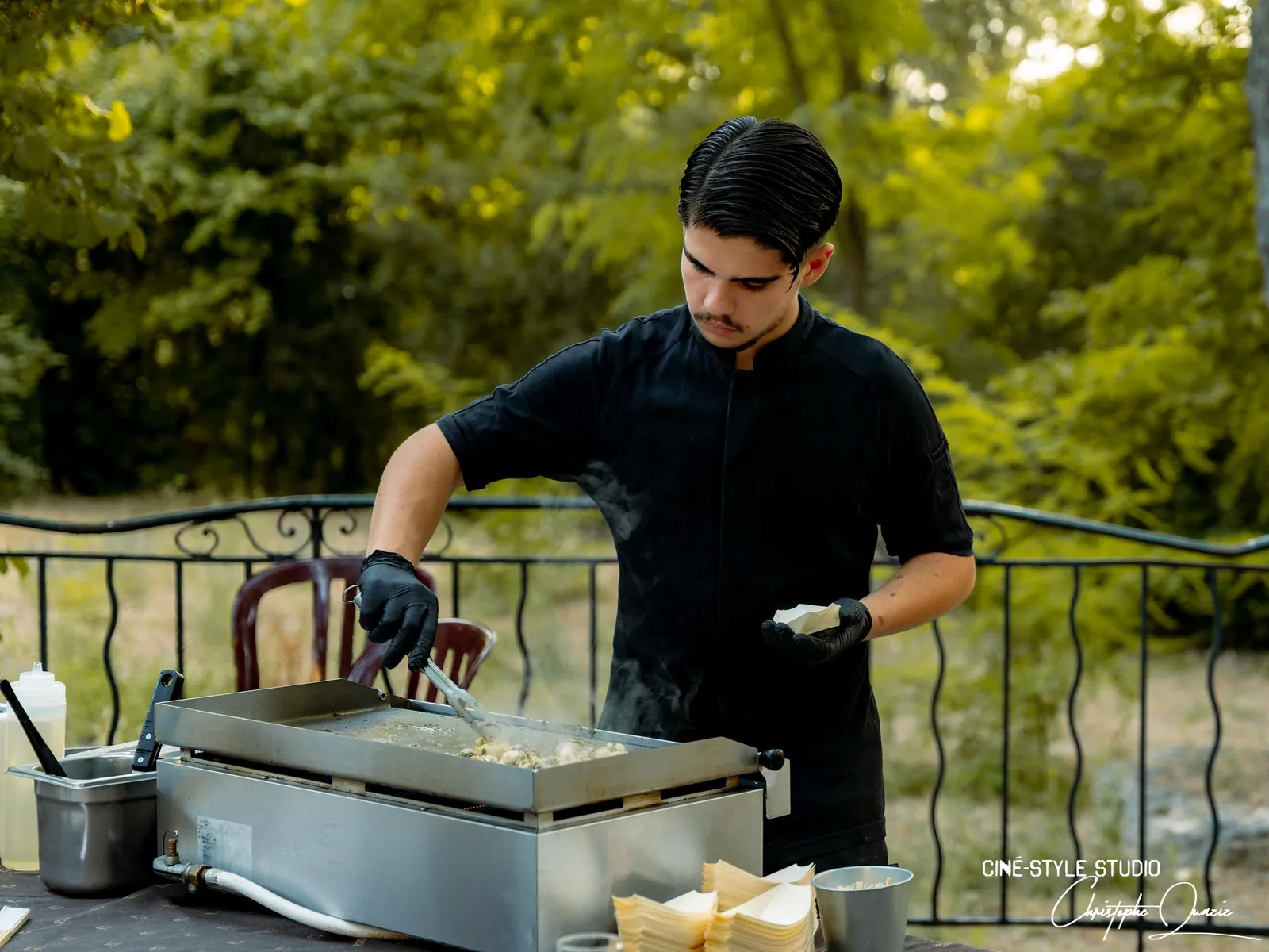 Le chef à la plancha dans le parc du domaine
