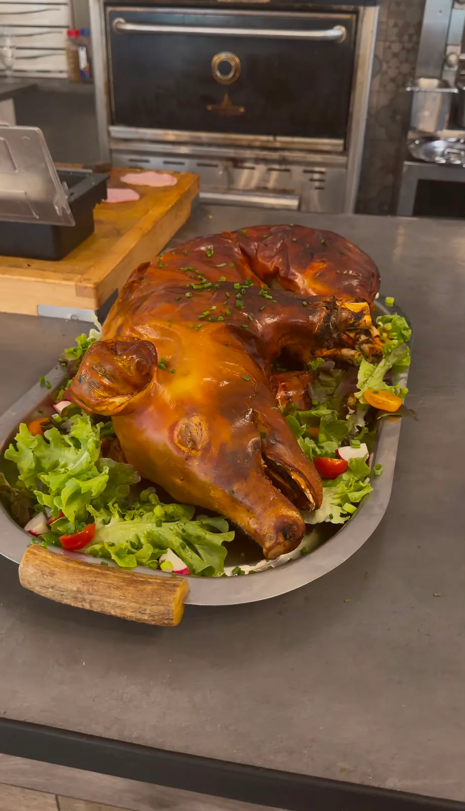 Cochon de lait rôti à la broche, dressé sur son plateau