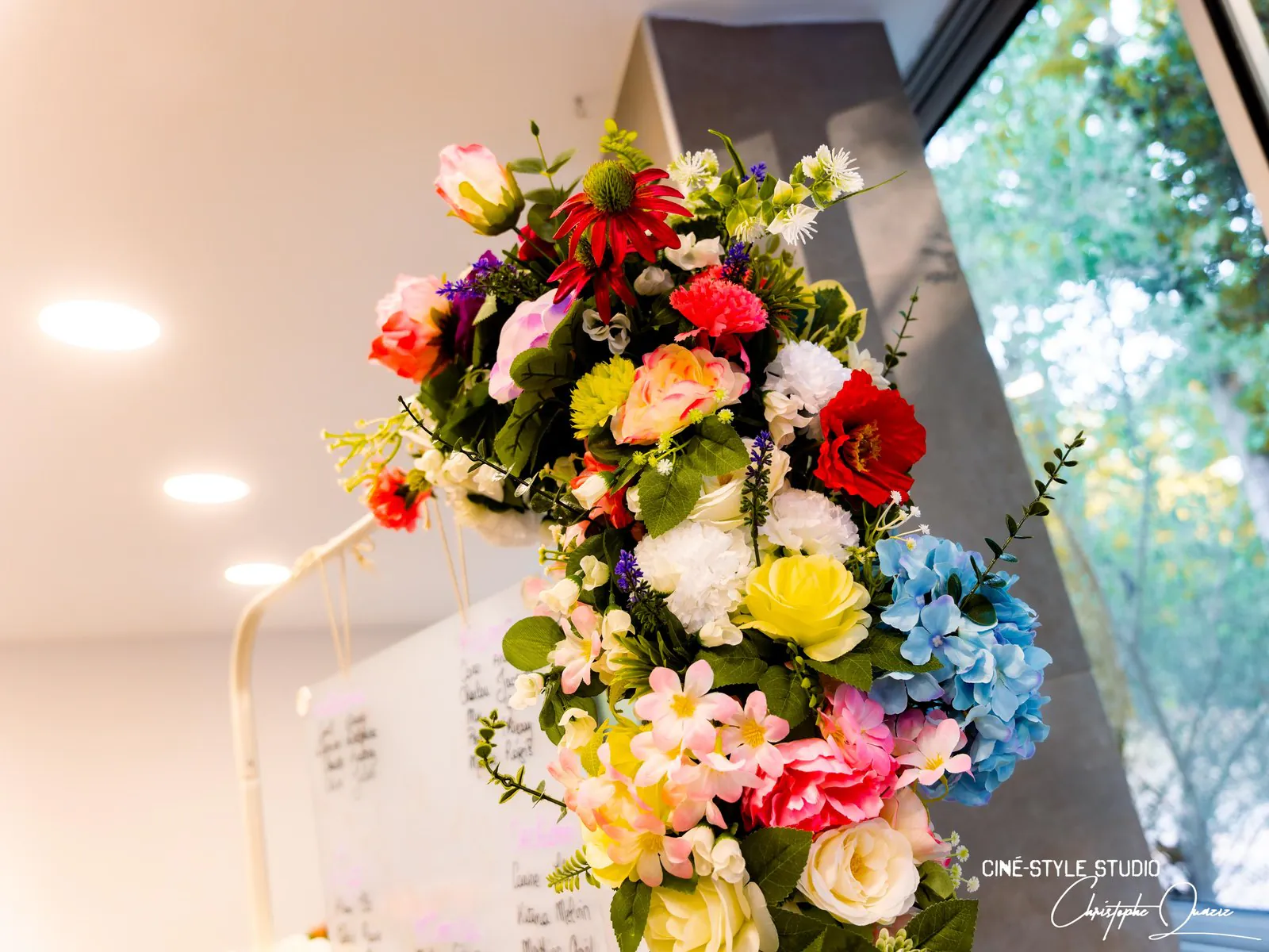 Un grand bouquet de fleurs de réception