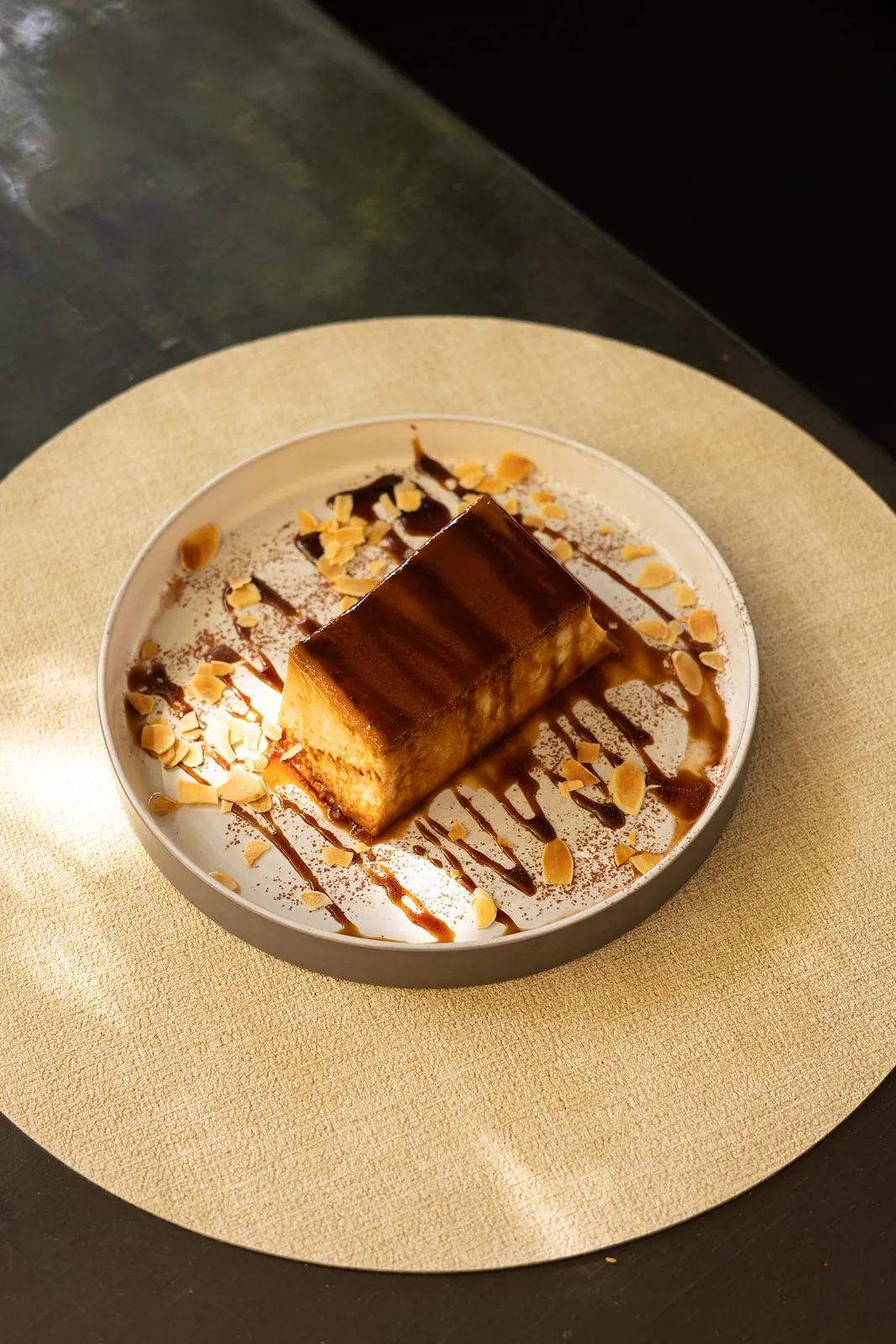 Part de flan nappée de caramel, amandes effilées