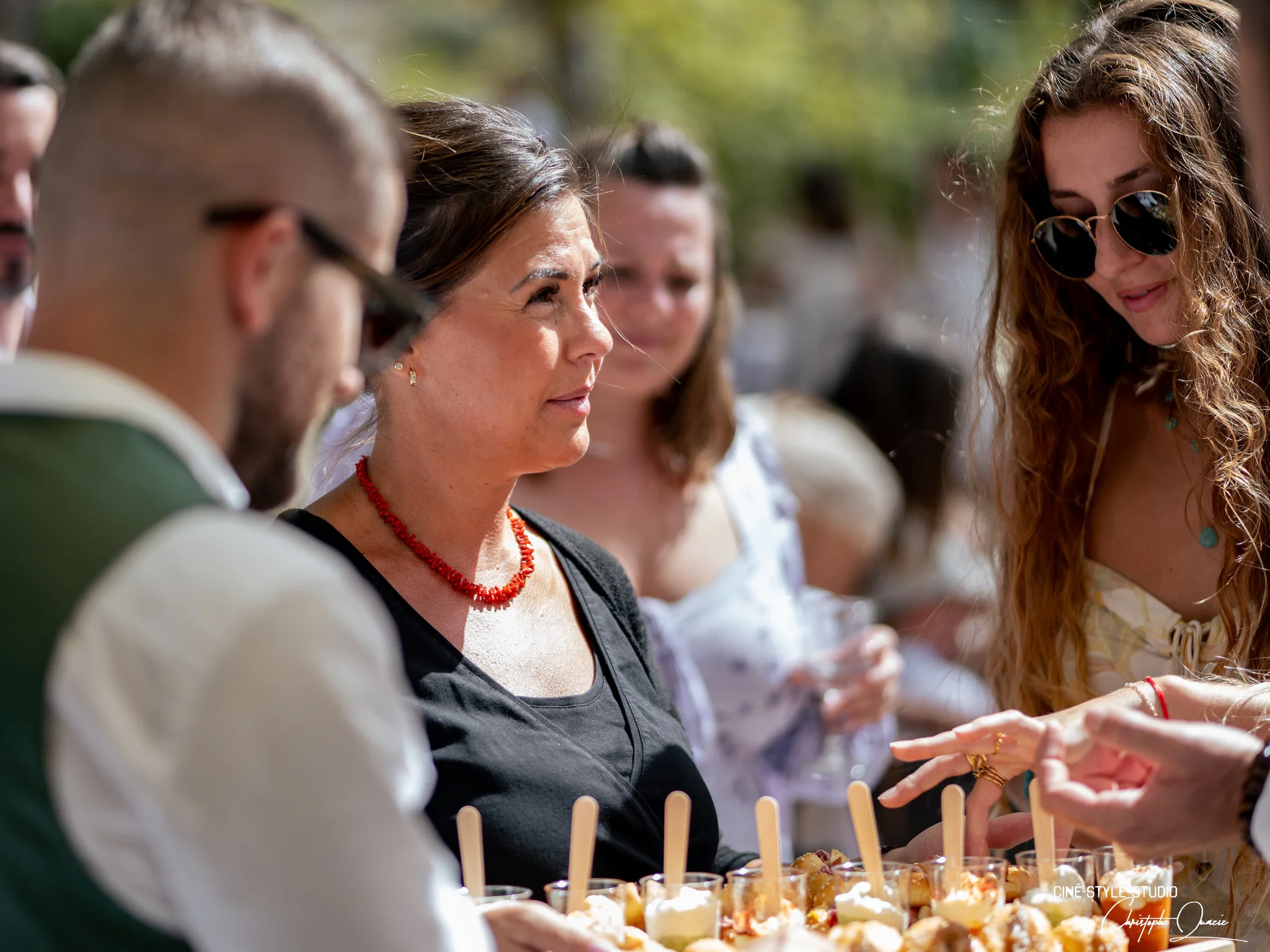 Élodie, la gérante, en réception au domaine