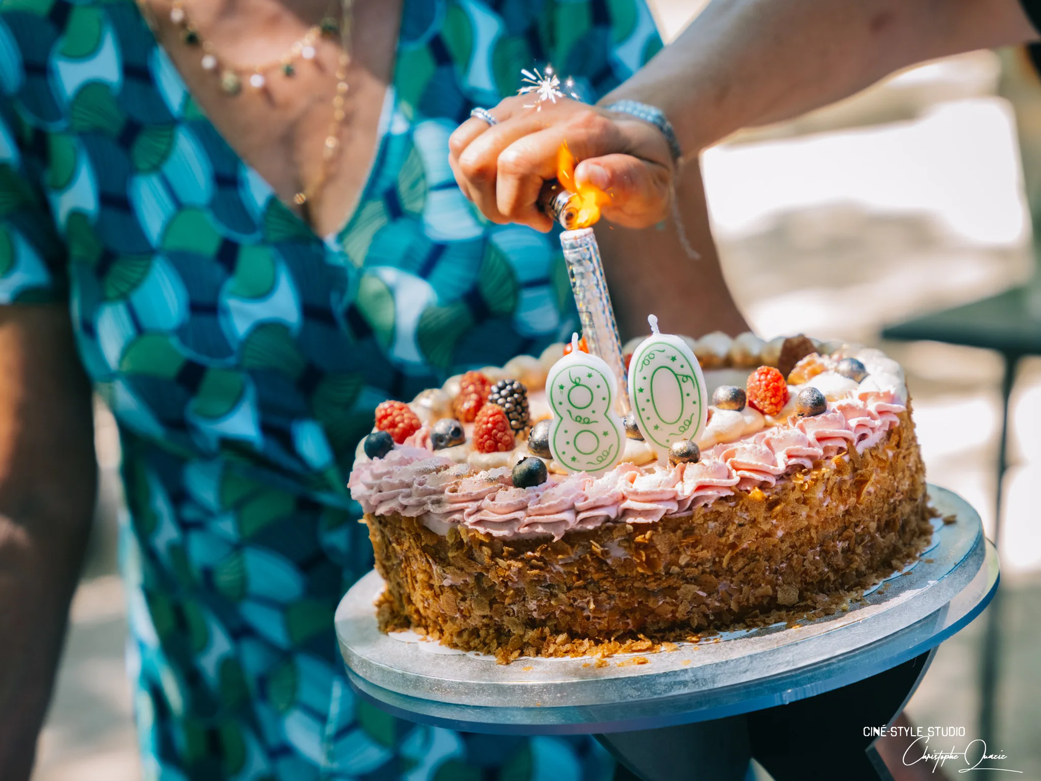 Gâteau de réception servi aux convives