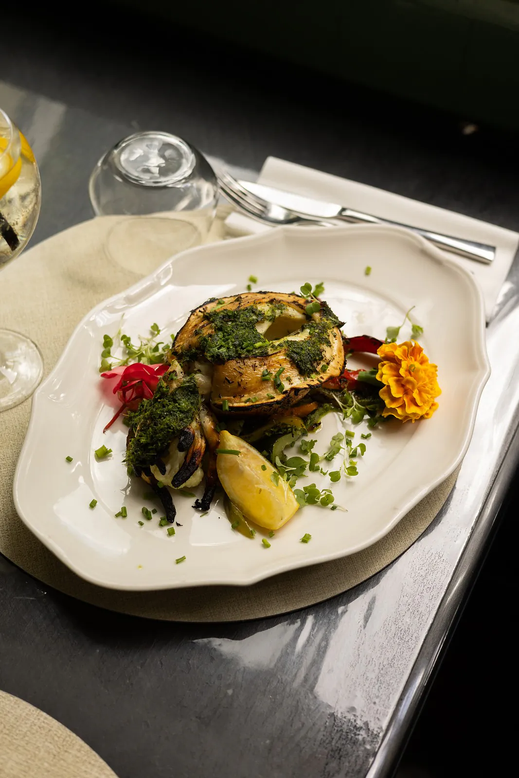 Seiche grillée, persillade façon méditerranée, citron et fleurs