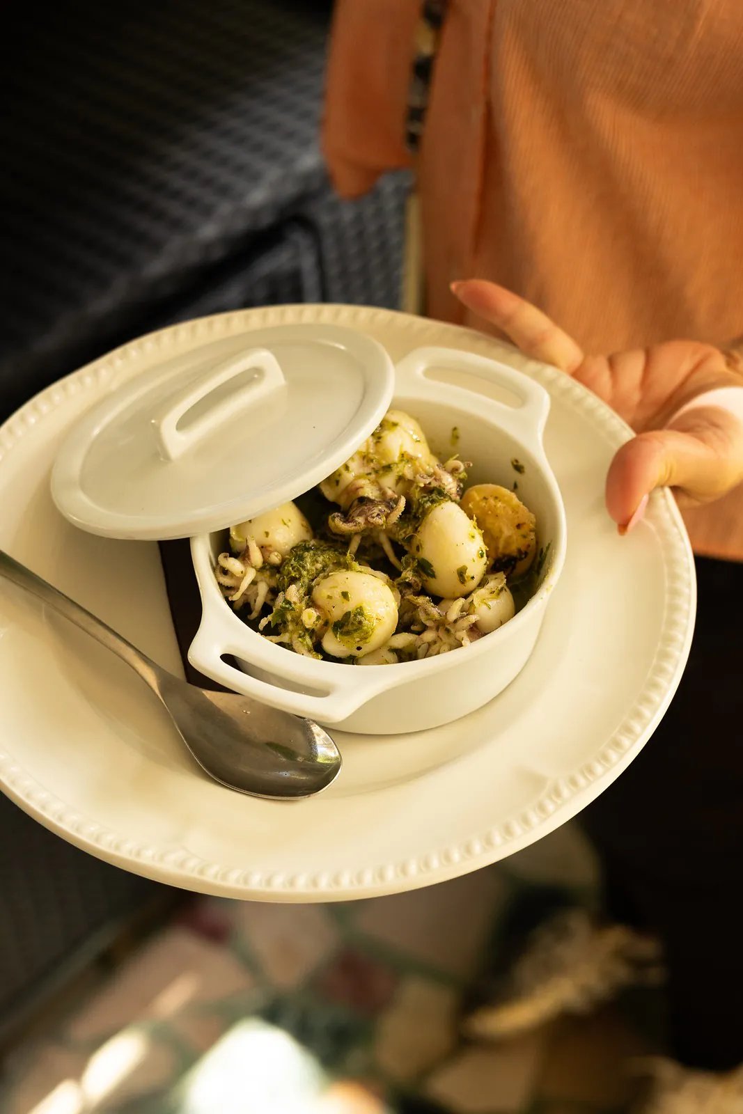 Supions à la persillade, servis en cocotte