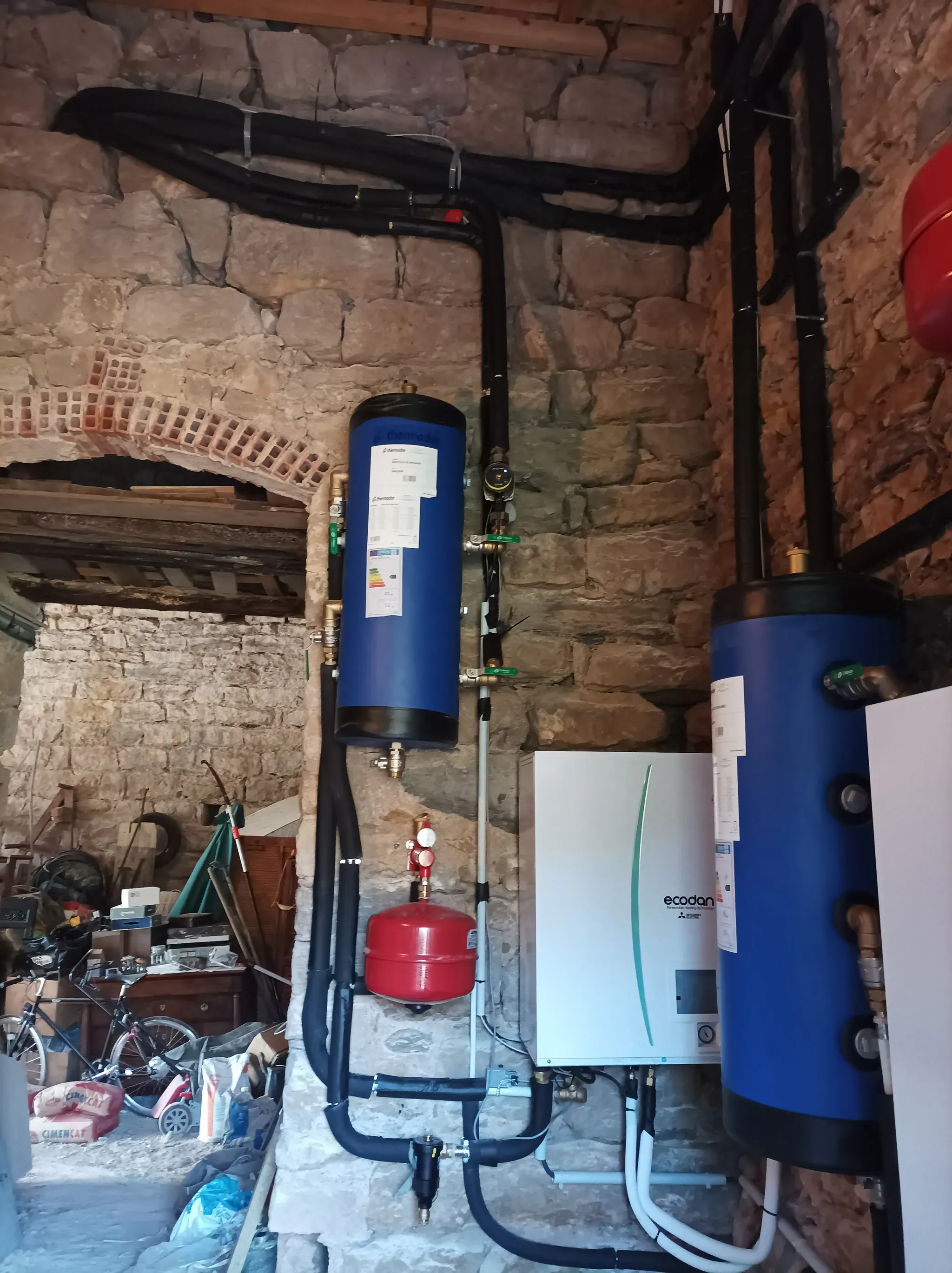 Installation d'une pompe à chaleur réversible avec ballons dans un local technique de l'Hérault