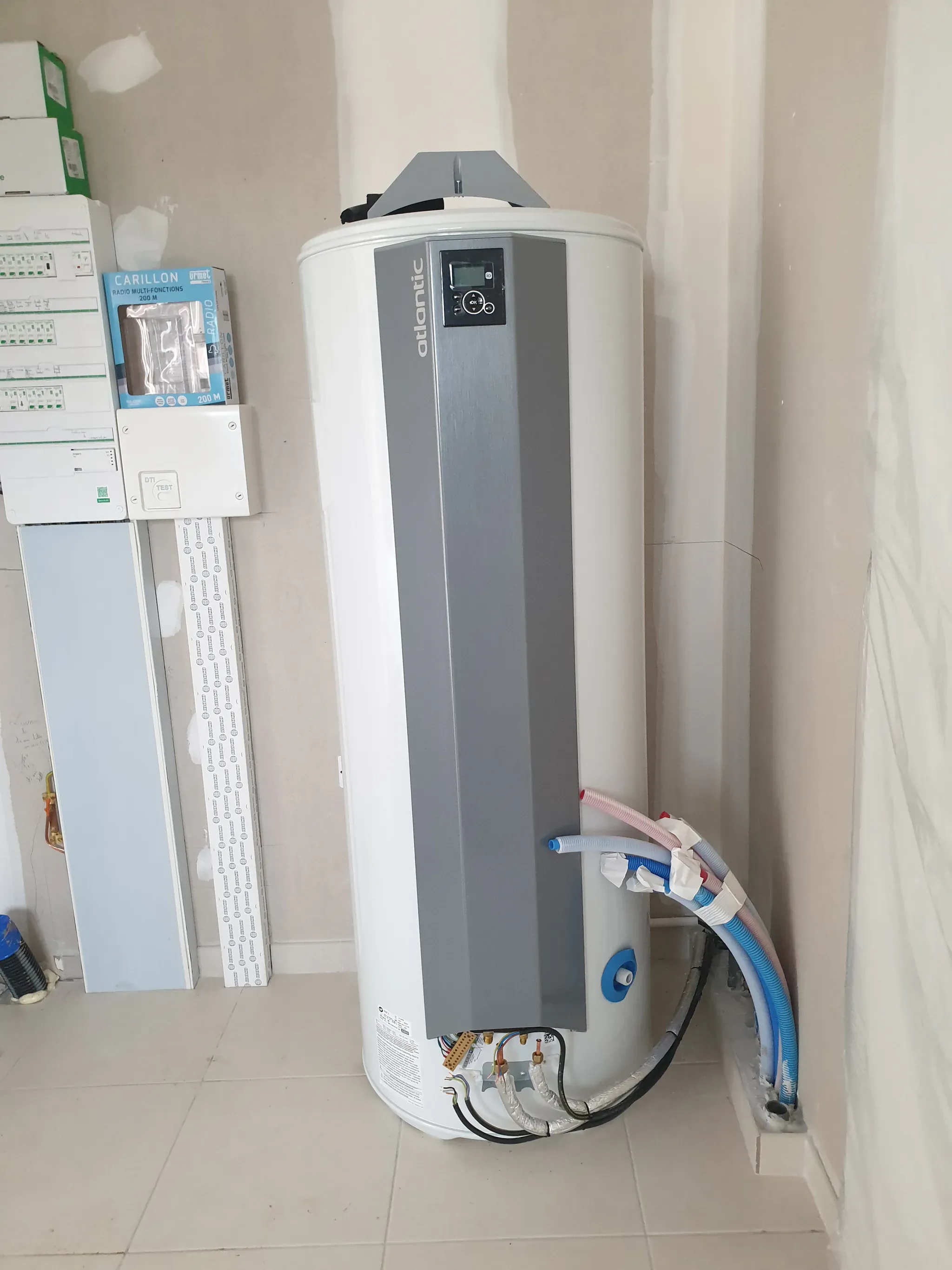 Chauffe-eau thermodynamique Atlantic installé dans un local technique à Magalas