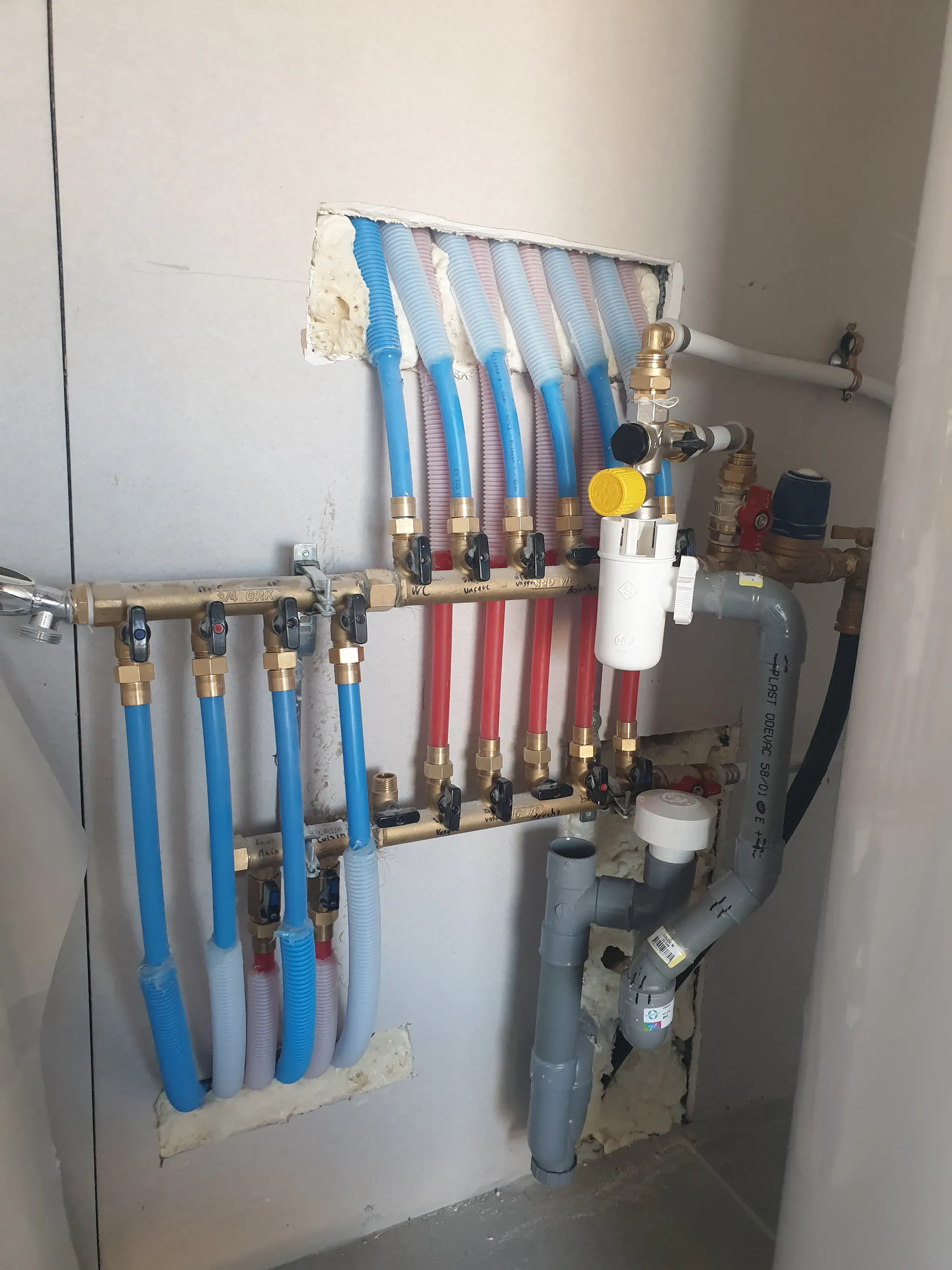 Nourrice de plomberie avec collecteurs eau chaude et froide installée sur un chantier à Magalas