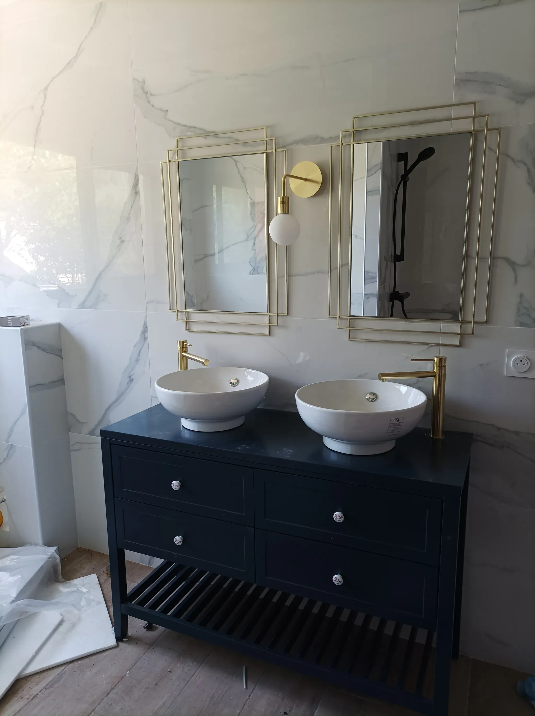 Salle de bain rénovée avec double vasque et robinetterie soignée réalisée à Magalas