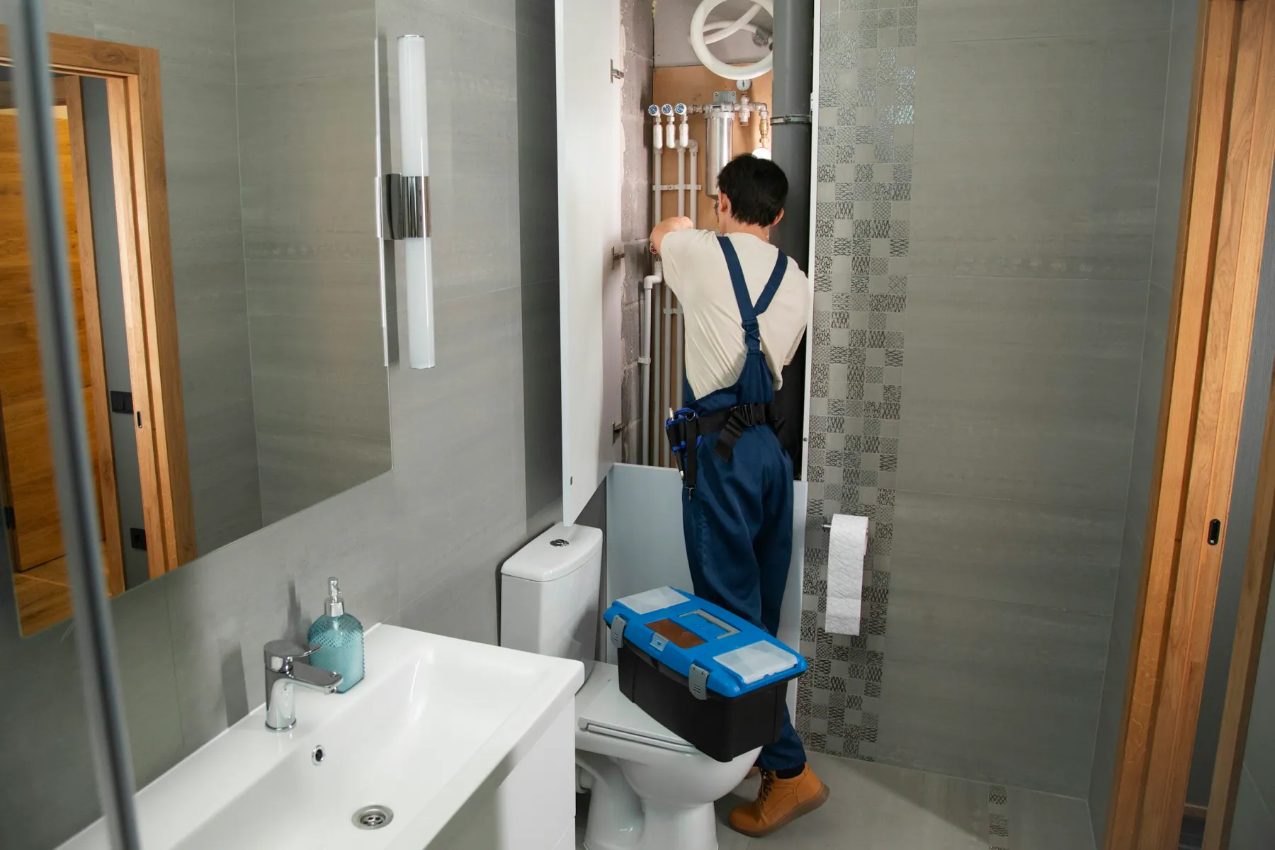 Plombier au travail dans une salle de bain