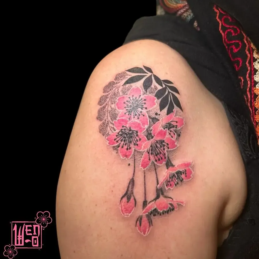 Cerisier et dentelle ornementale tatoués sur l'épaule — Wendy