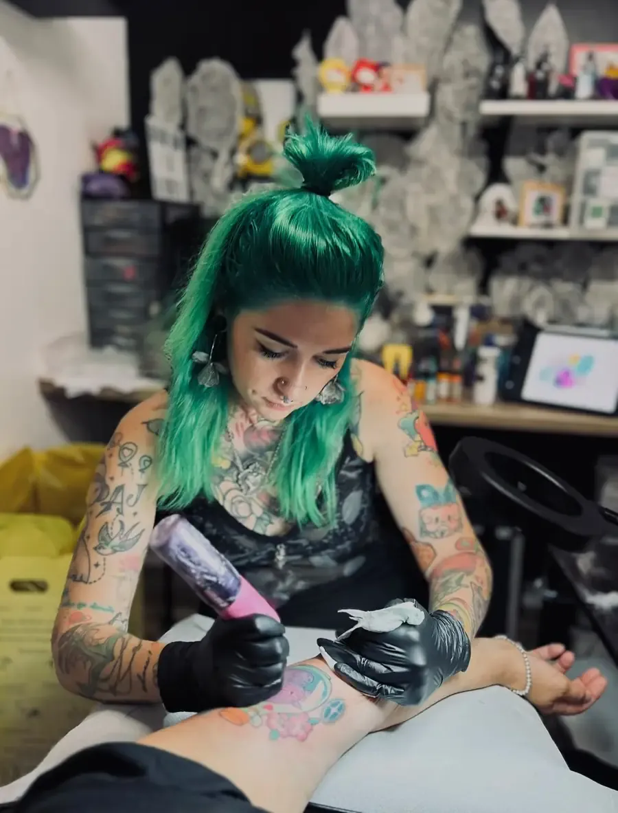 Coline en pleine séance de tatouage au salon
