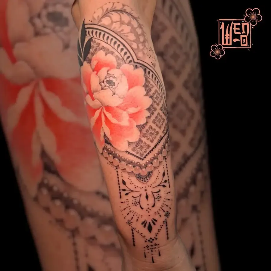 Pivoine orange et dentelle ornementale tatouées sur l'épaule — Wendy