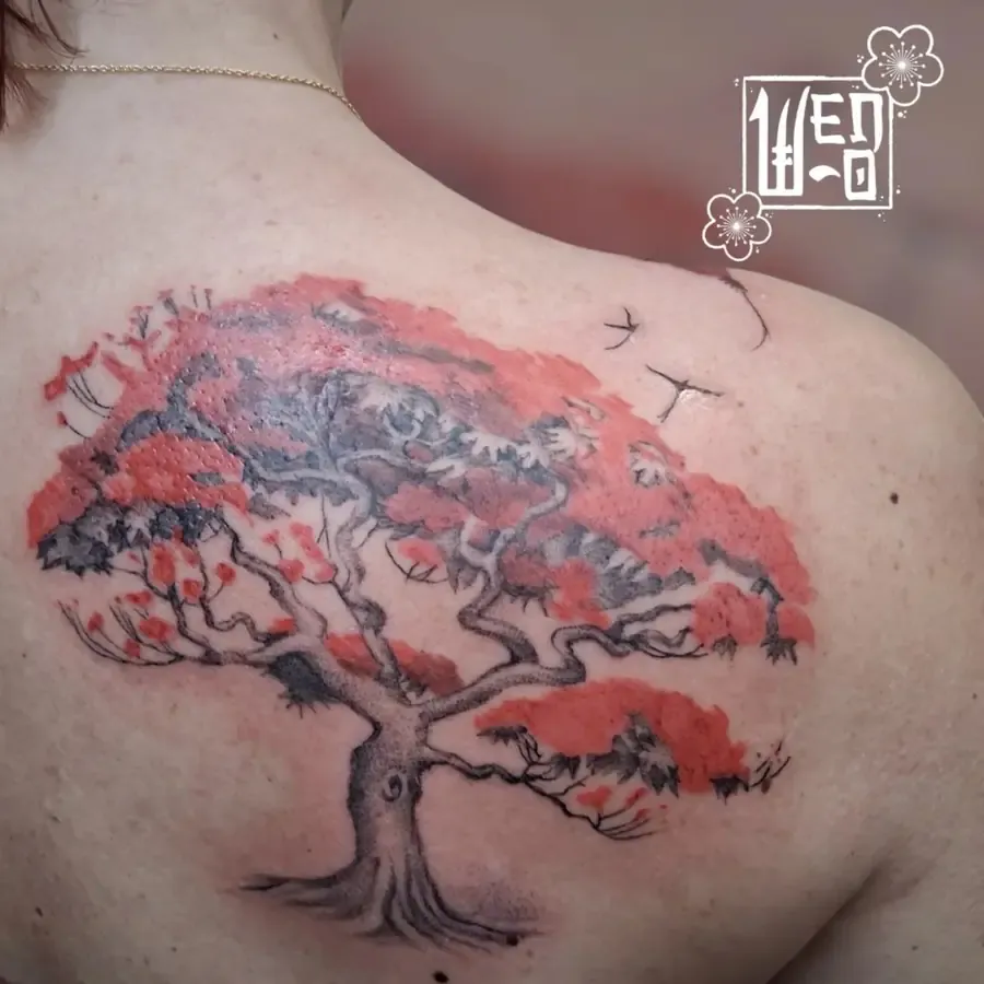 Arbre aux feuilles rouges tatoué sur l'omoplate — Wendy